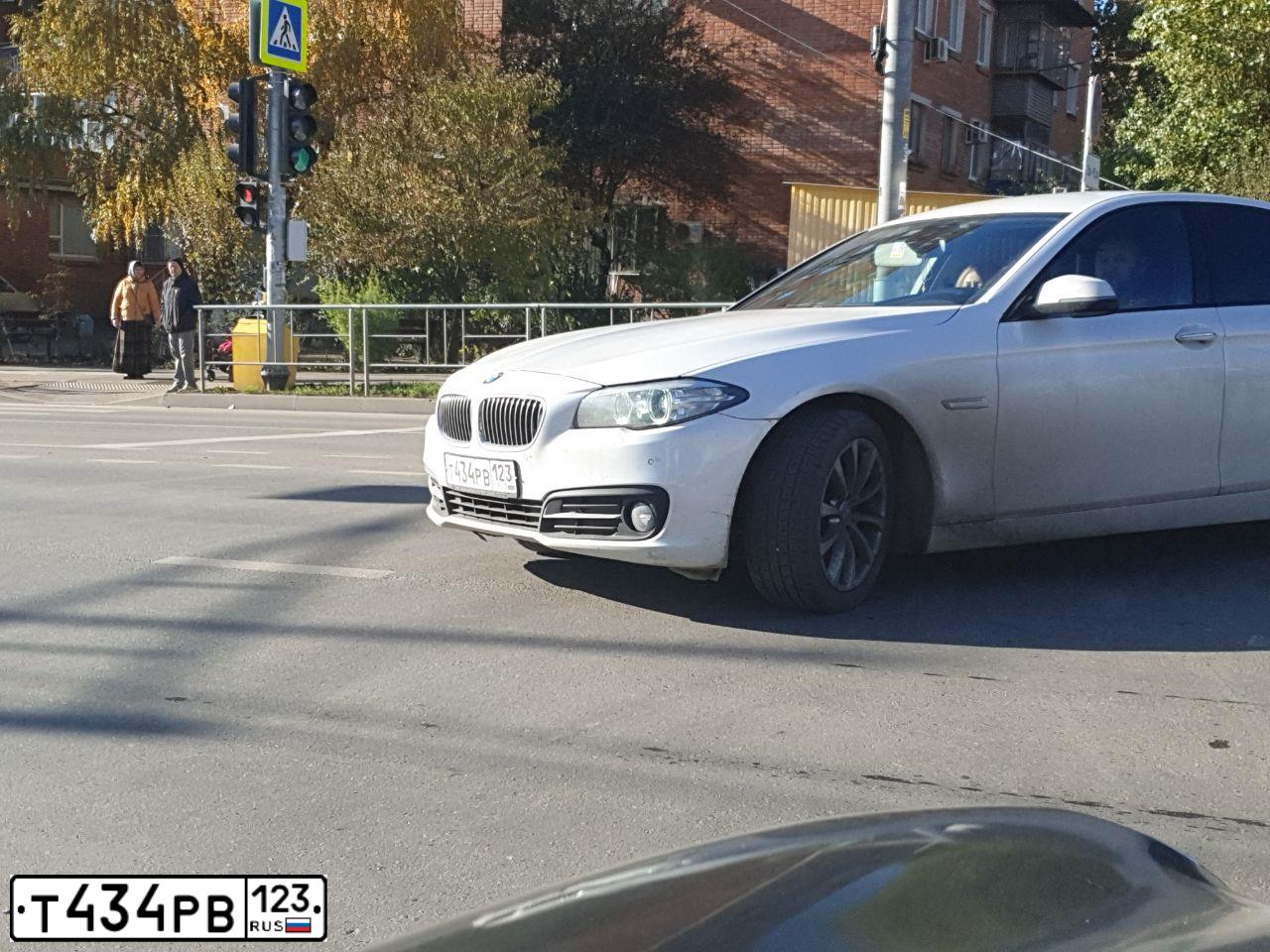 Фото автомобиля BMW SERIE 5, 2015 — госномер У005АС123. Цвет: Белый