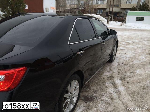 Фото автомобиля TOYOTA CAMRY, 2013 — госномер Р022СК72. Цвет: ЧЕРНЫЙ МЕТАЛЛИК