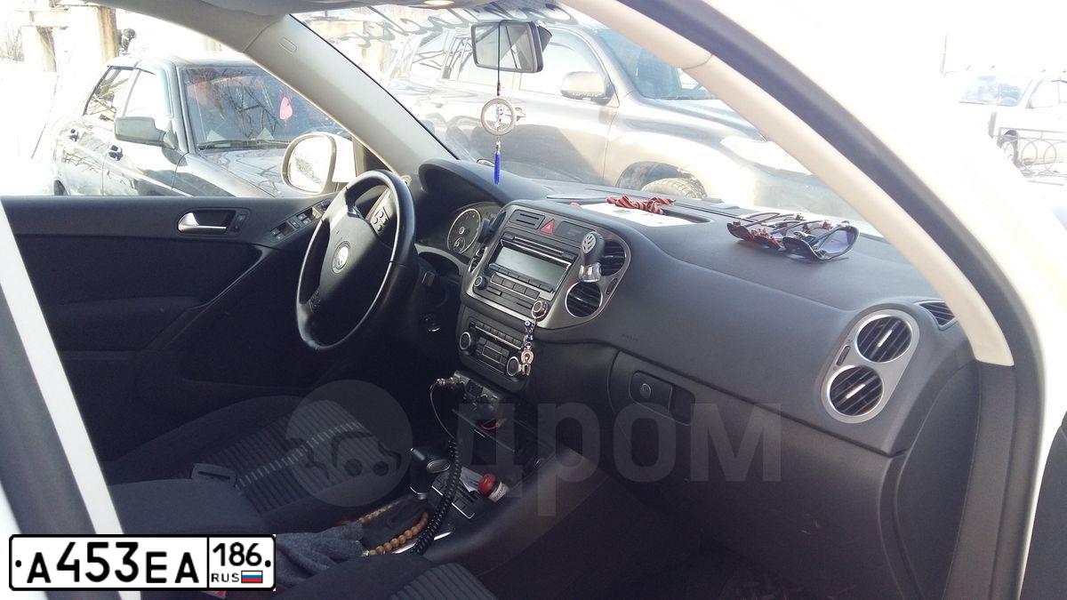 Фото автомобиля VOLKSWAGEN TIGUAN, 2010 — госномер Е030РР186. Цвет: Белый