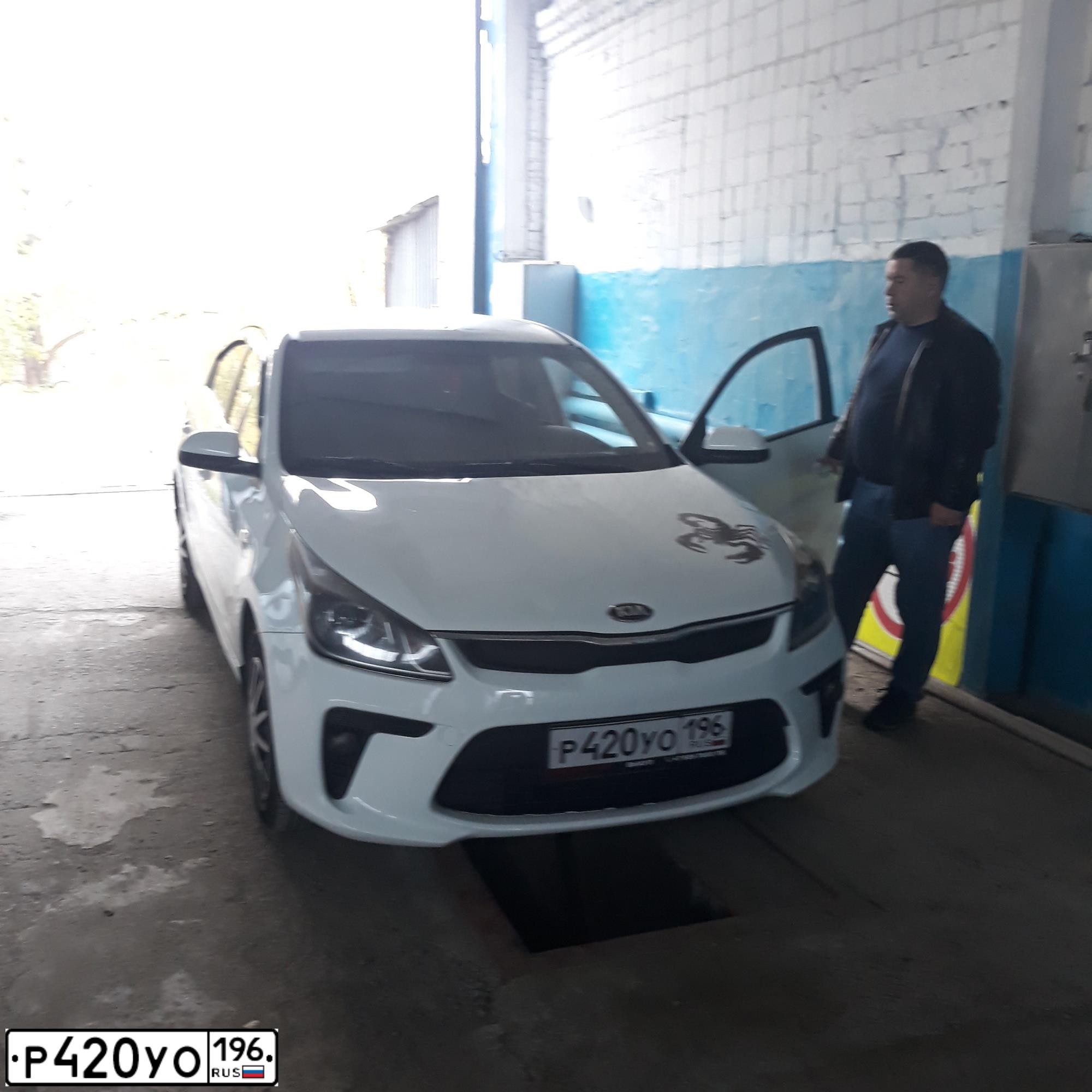 Фото автомобиля KIA RIO, 2017 — госномер М363ТА702. Цвет: Белый