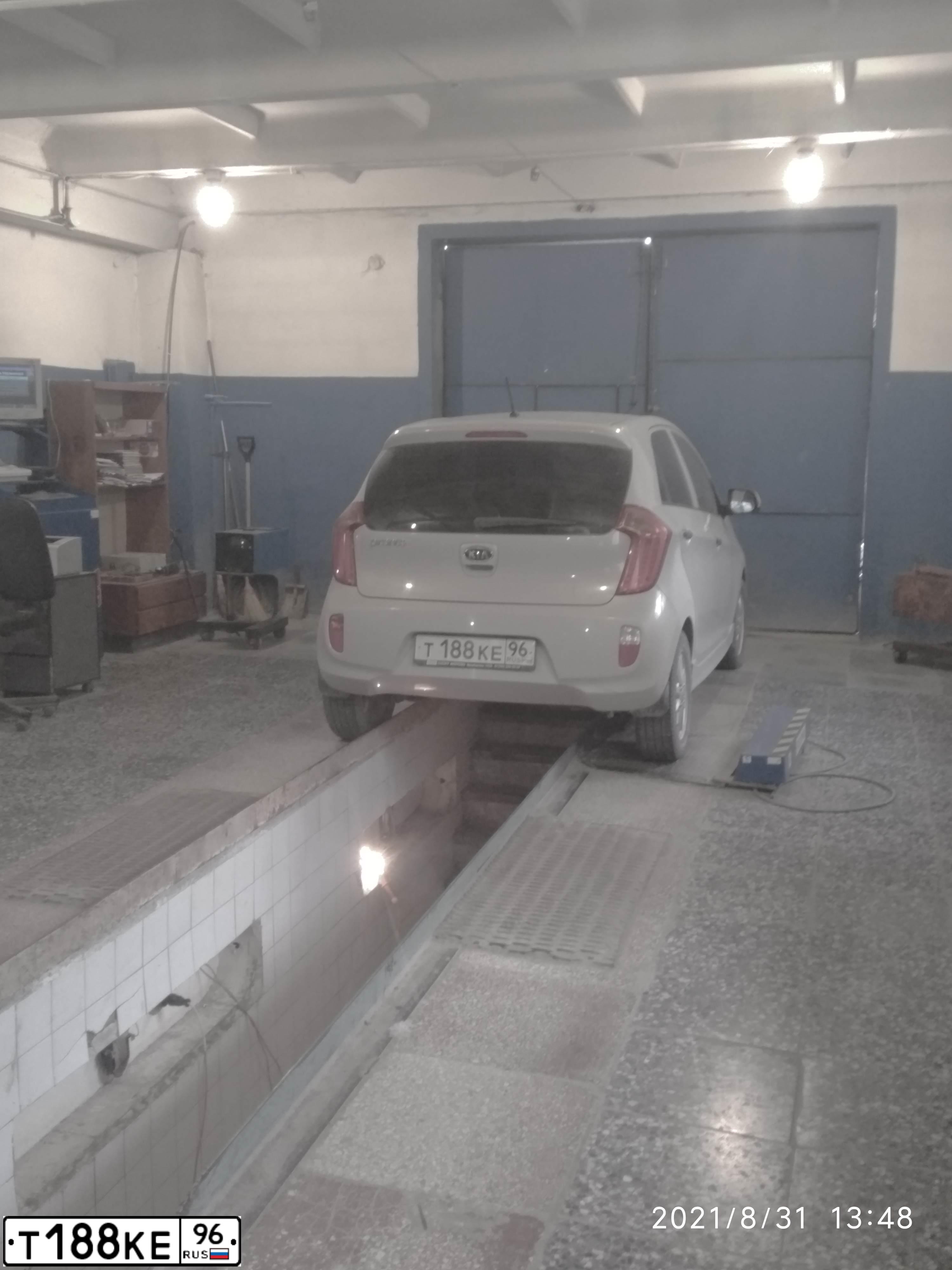Фото автомобиля KIA PICANTO / MORNING, 2011 — госномер Т188КЕ96. Цвет: СВЕТЛО-БЕЖЕВЫЙ