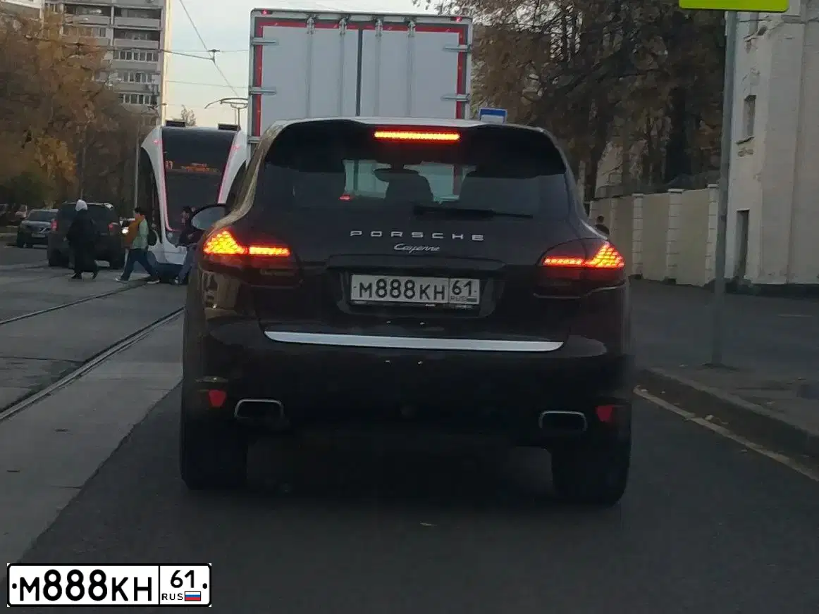 Фото автомобиля PORSCHE CAYENNE, 2014 — госномер М888КН61. Цвет: Коричневый