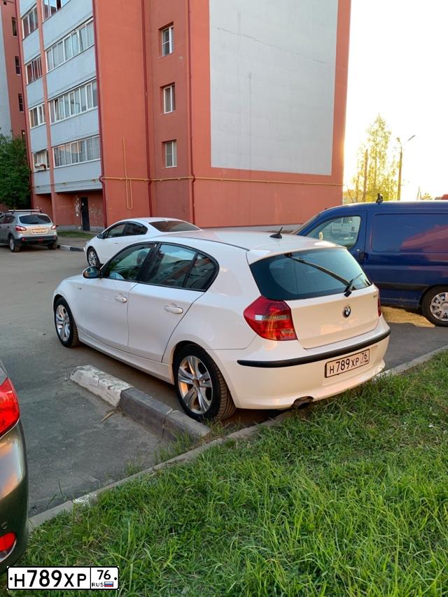 Фото автомобиля BMW SERIE 1, 2008 — госномер Н789ХР76. Цвет: Белый