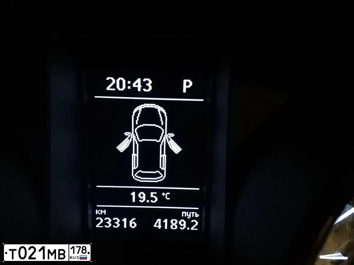 Фото автомобиля SKODA YETI, 2015 — госномер Т021МВ178. Цвет: Коричневый