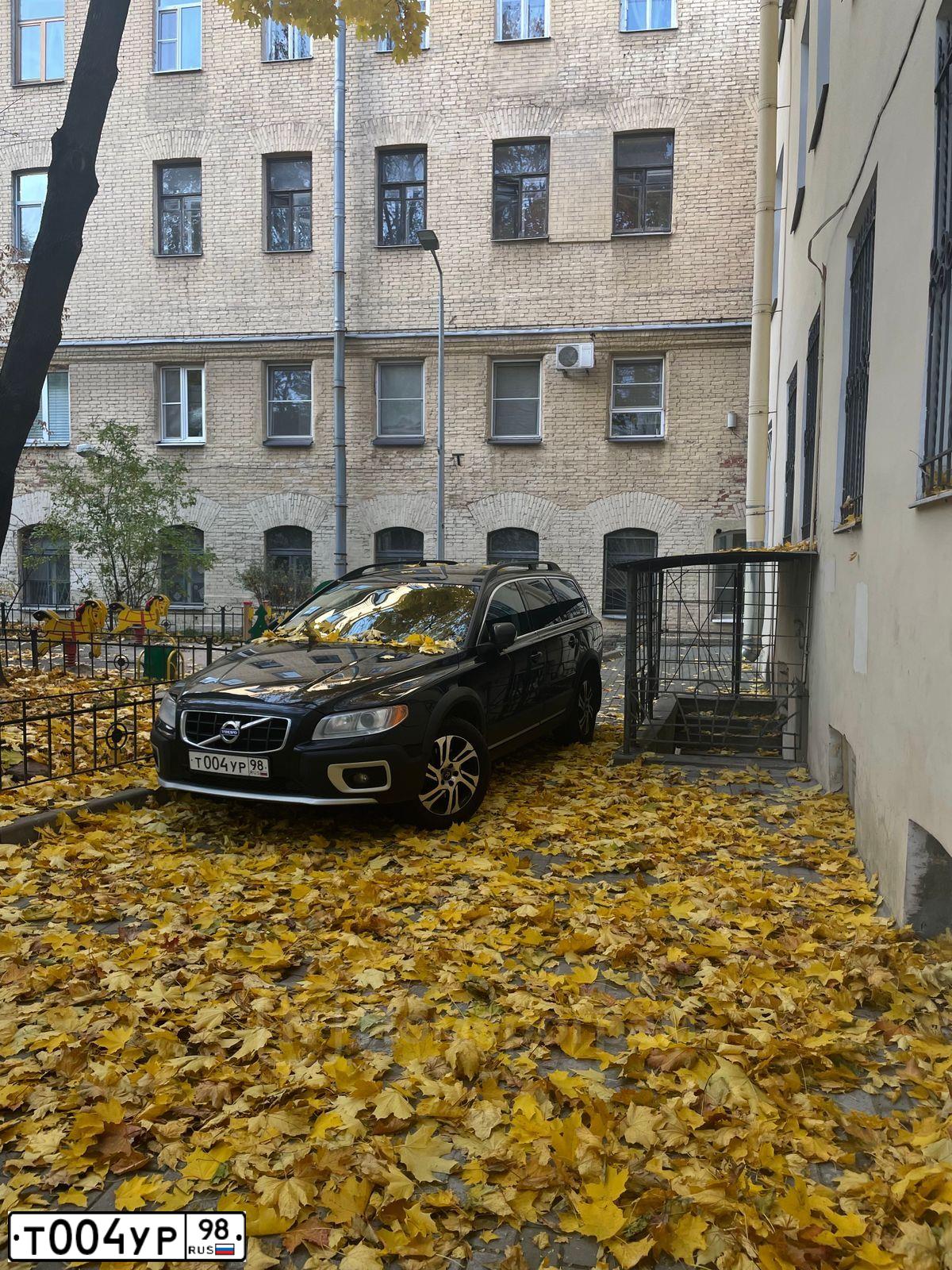 Фото автомобиля VOLVO XC70, 2011 — госномер Т004УР98. Цвет: ЧЕРНЫЙ