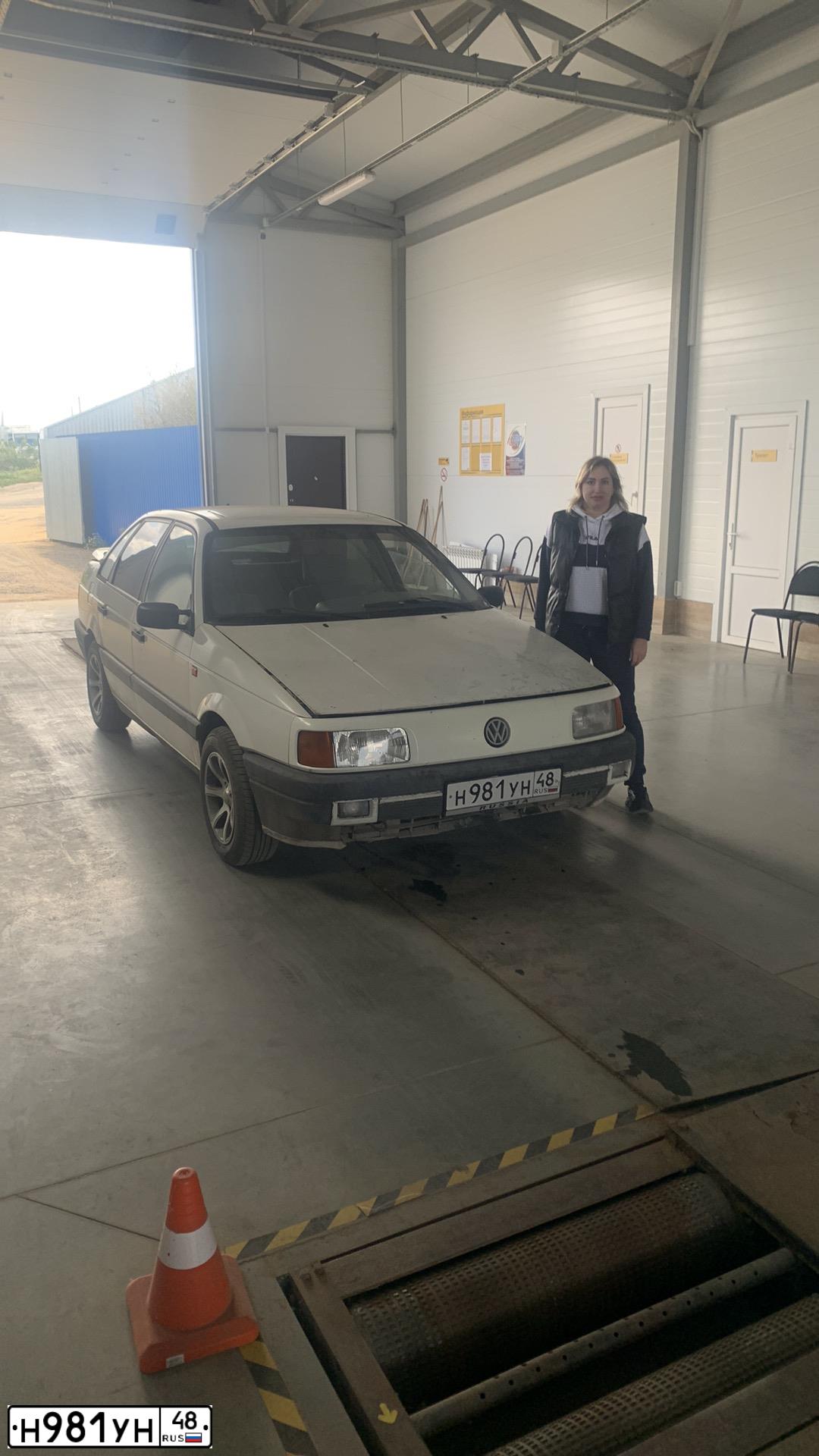 Фото автомобиля VOLKSWAGEN PASSAT, 1993 — госномер У335МС48. Цвет: Белый