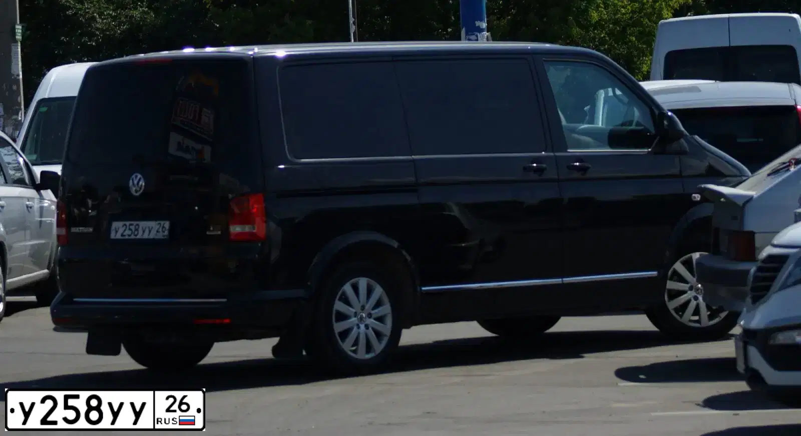 Фото автомобиля VOLKSWAGEN MULTIVAN, 2012 — госномер Р229ТК40. Цвет: ЧЕРНЫЙ