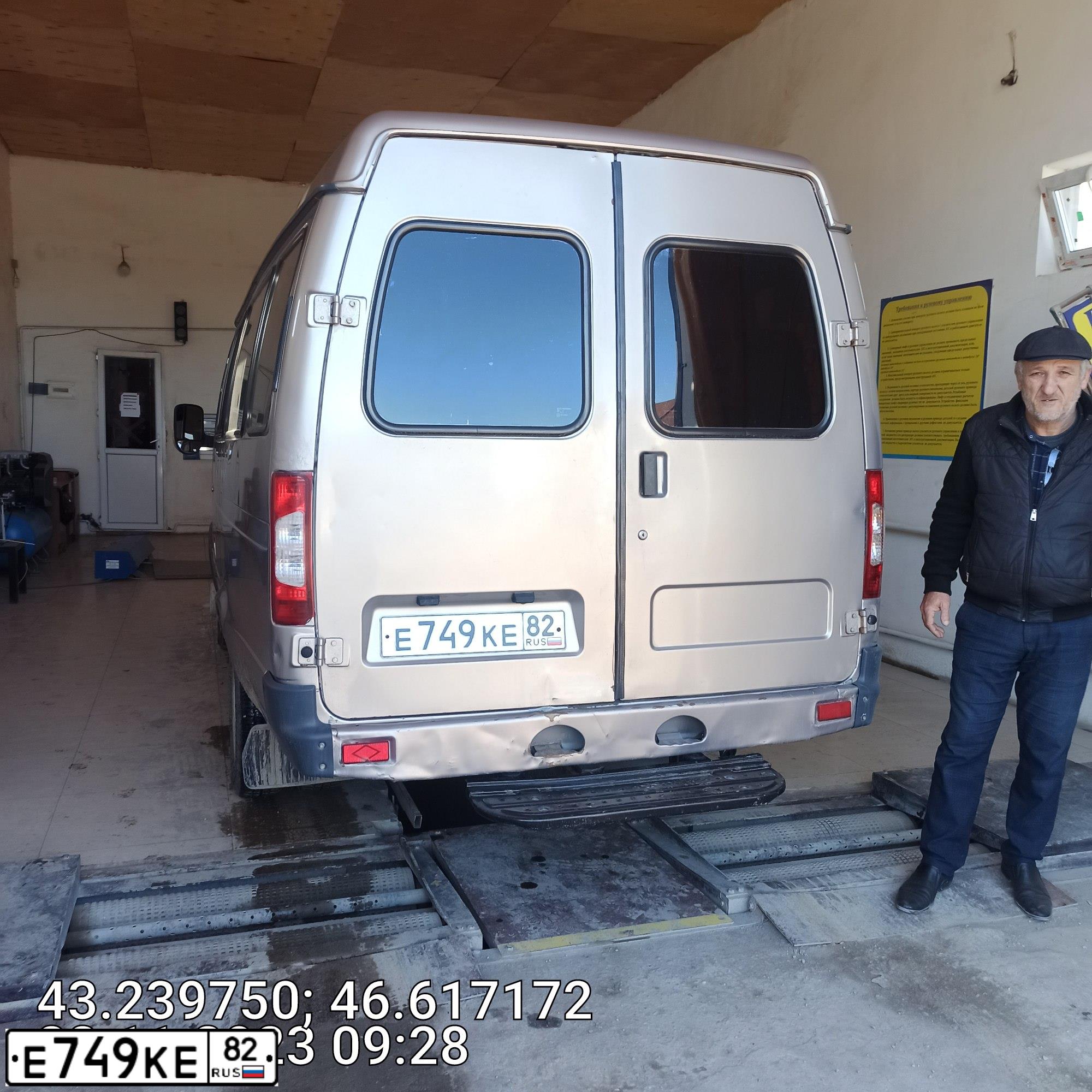 Фото автомобиля GAZ 3221 EL, 2010 — госномер Е749КЕ82. Цвет: Золотисто-бежевый