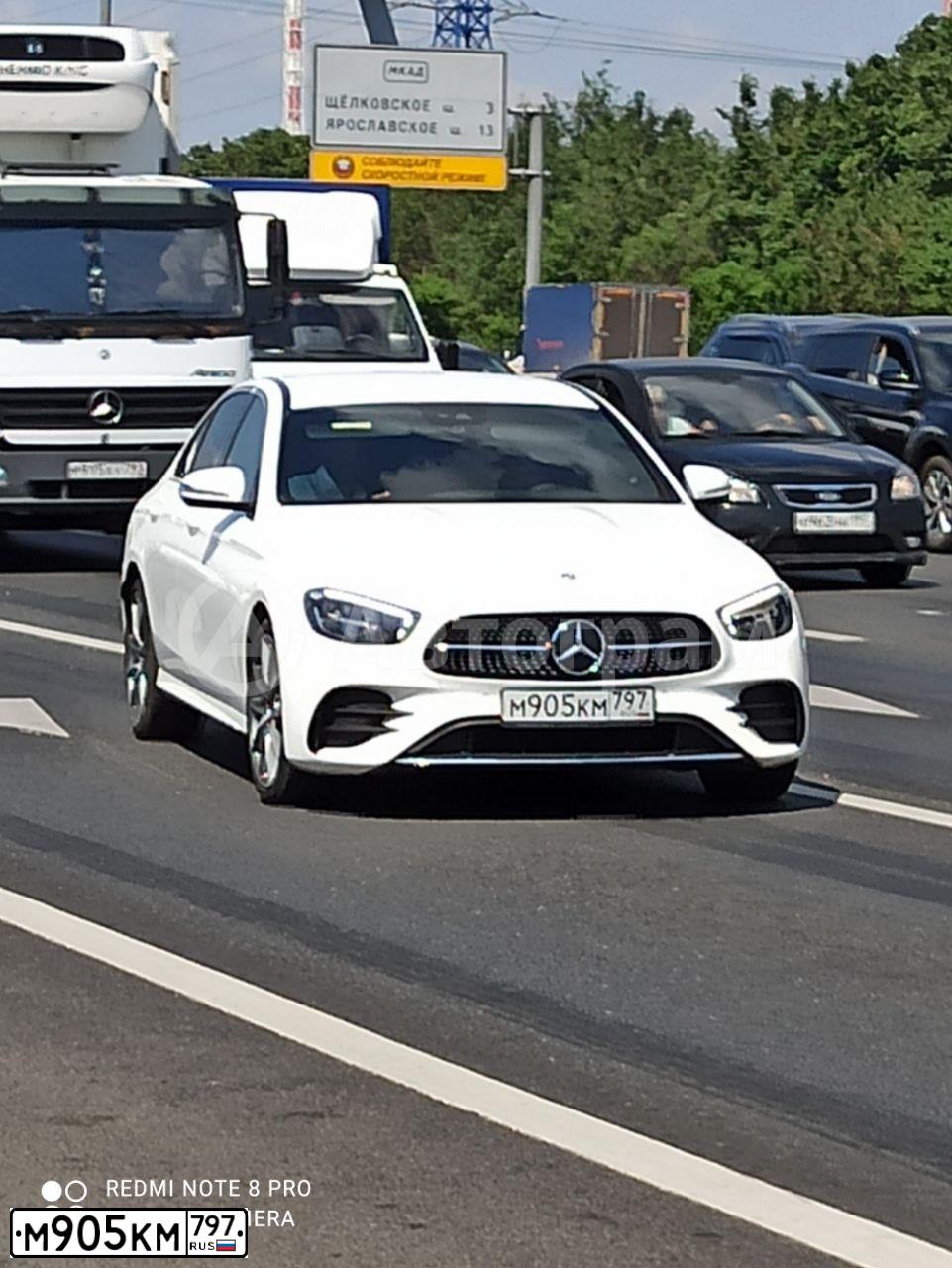 Фото автомобиля MERCEDES-BENZ E 200 4MATIC, 2021 — госномер М905КМ797. Цвет: Белый