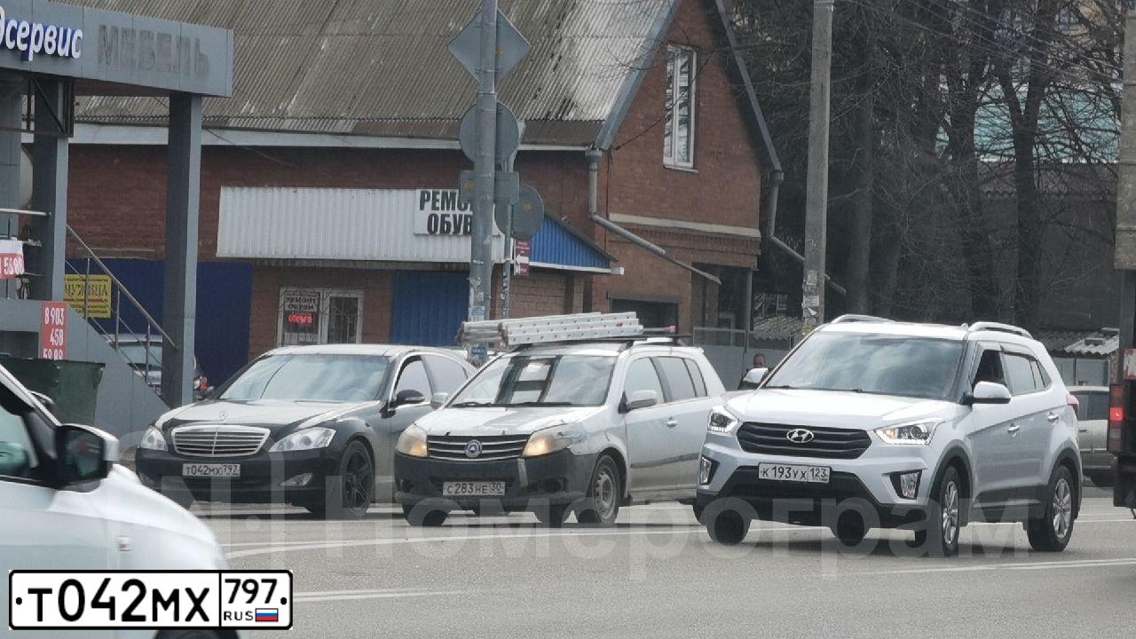 Фото автомобиля MERCEDES S-KLASSE, 2005 — госномер Т042МХ797. Цвет: ЧЕРНЫЙ