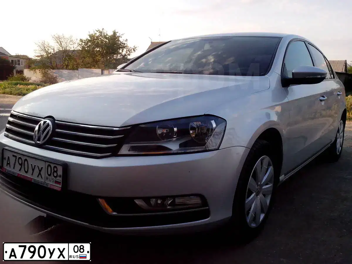 Фото автомобиля VOLKSWAGEN PASSAT, 2011 — госномер О050КМ159. Цвет: Серебристый