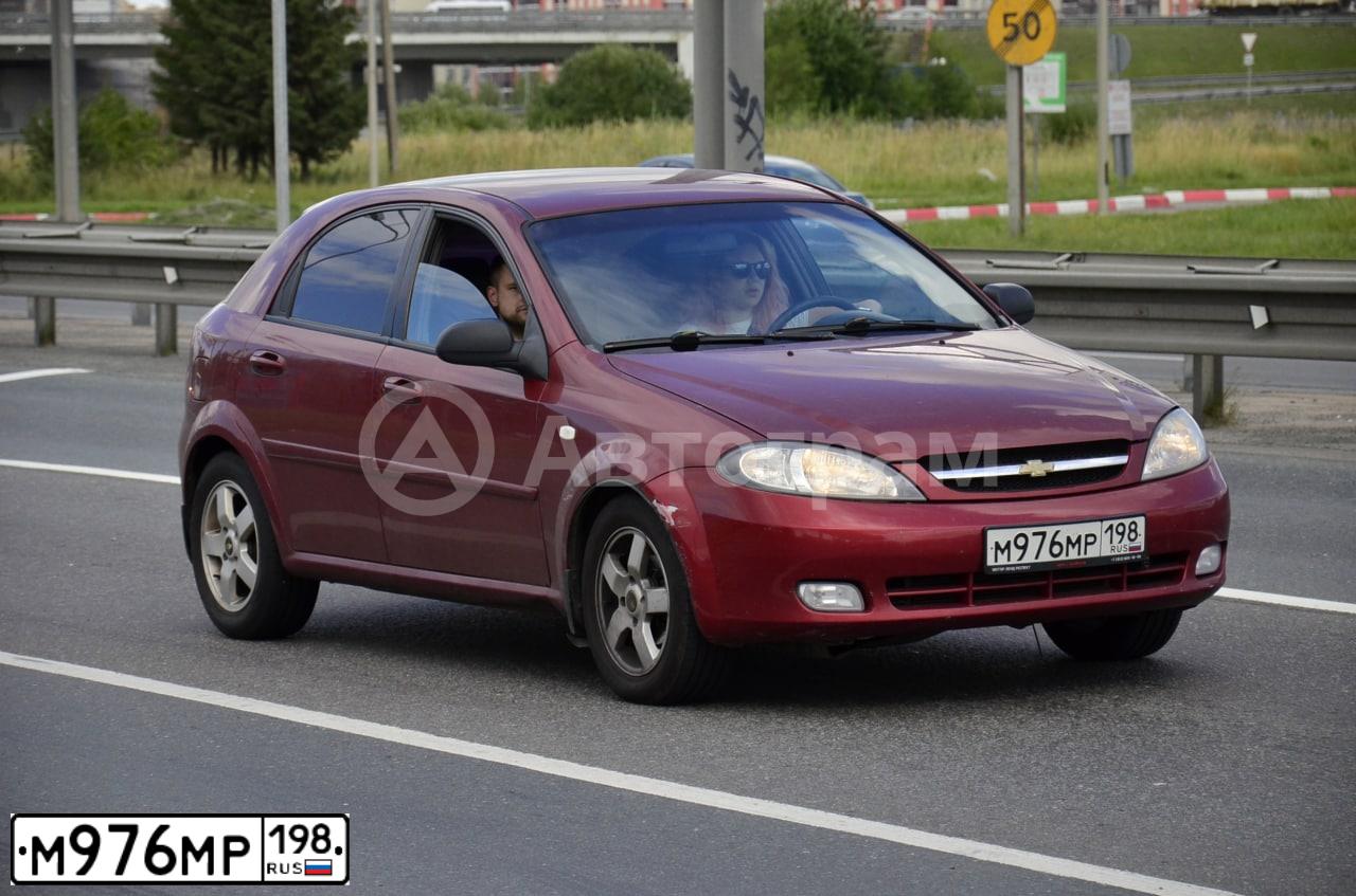 Фото автомобиля CHEVROLET LACETTI, 2008 — госномер М976МР198. Цвет: Красный