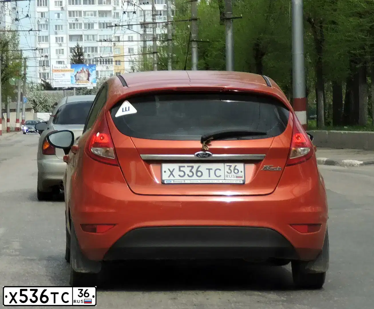 Фото автомобиля FORD FIESTA / ASPIRE, 2011 — госномер Х536ТС36. Цвет: Оранжево-красный