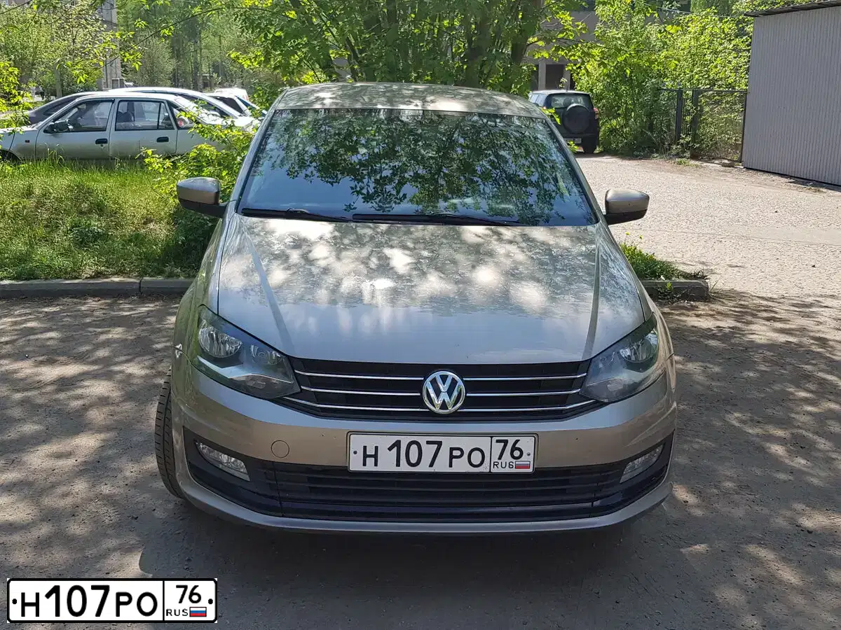 Фото автомобиля VOLKSWAGEN POLO, 2015 — госномер Х547АА37. Цвет: БЕЖЕВЫЙ