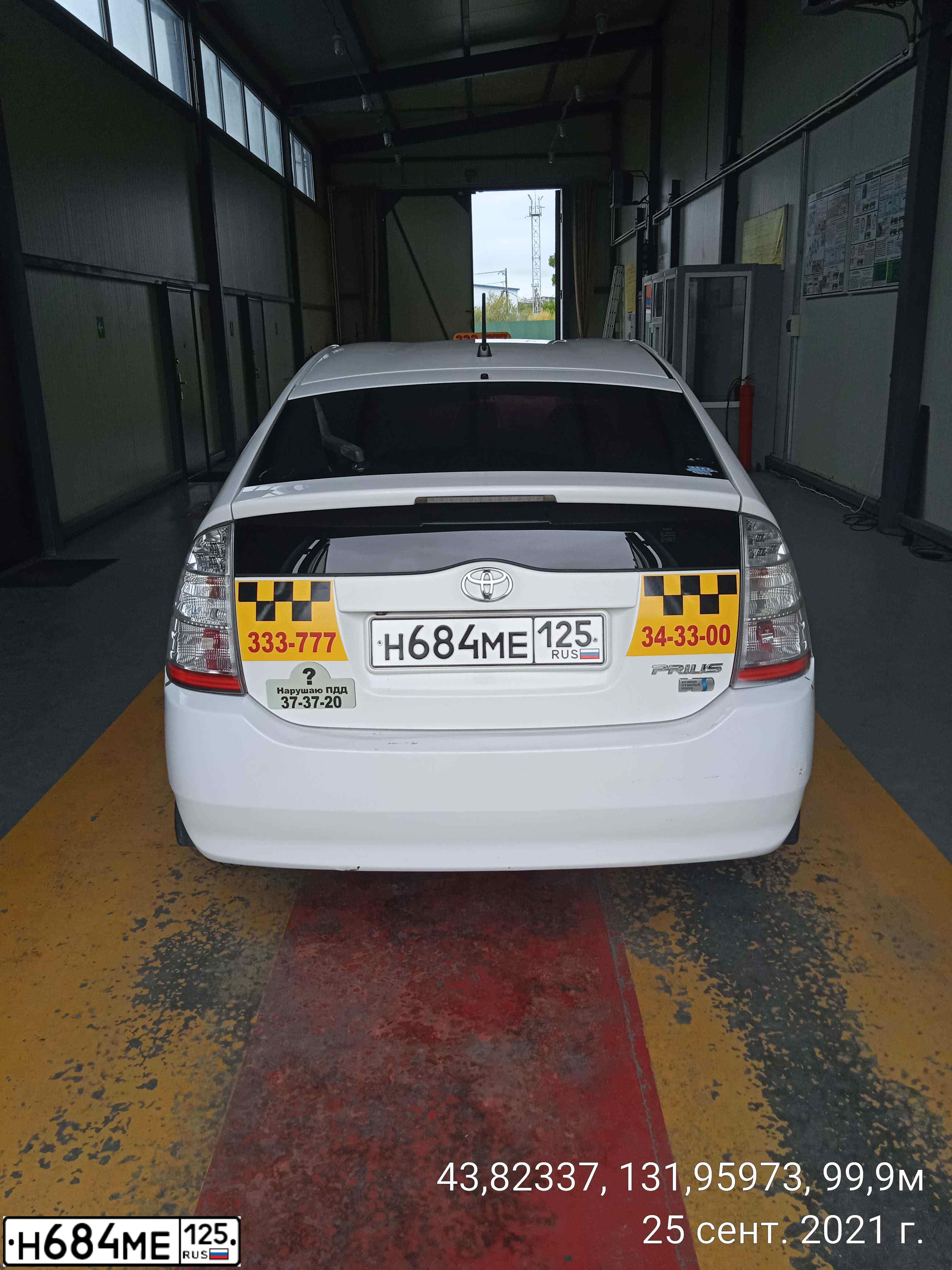 Фото автомобиля TOYOTA PRIUS, 2010 — госномер Н684МЕ125