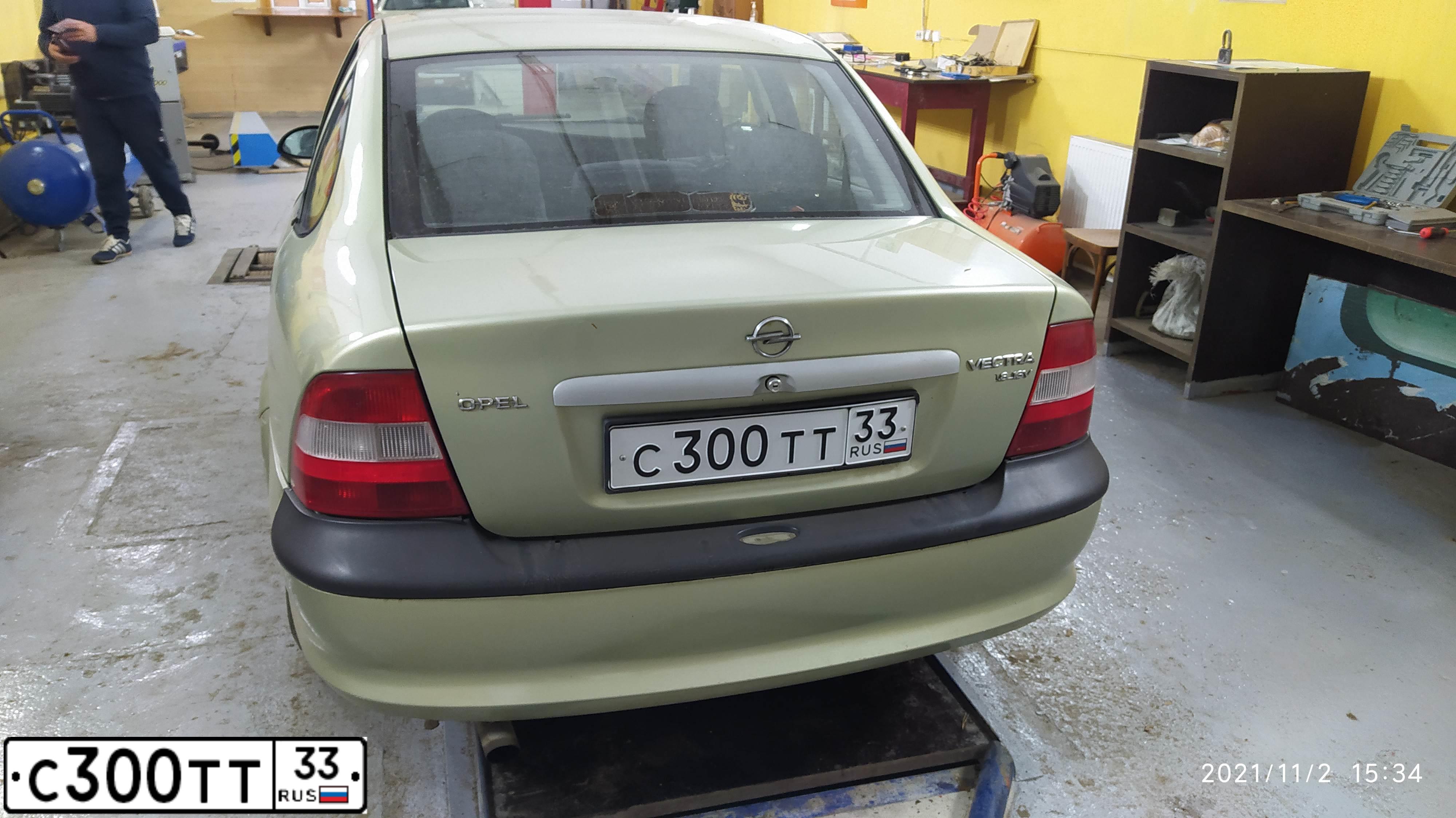 Фото автомобиля OPEL VECTRA, 1996 — госномер С300ТТ33. Цвет: СВЕТЛО-ЗЕЛЕНЫЙ