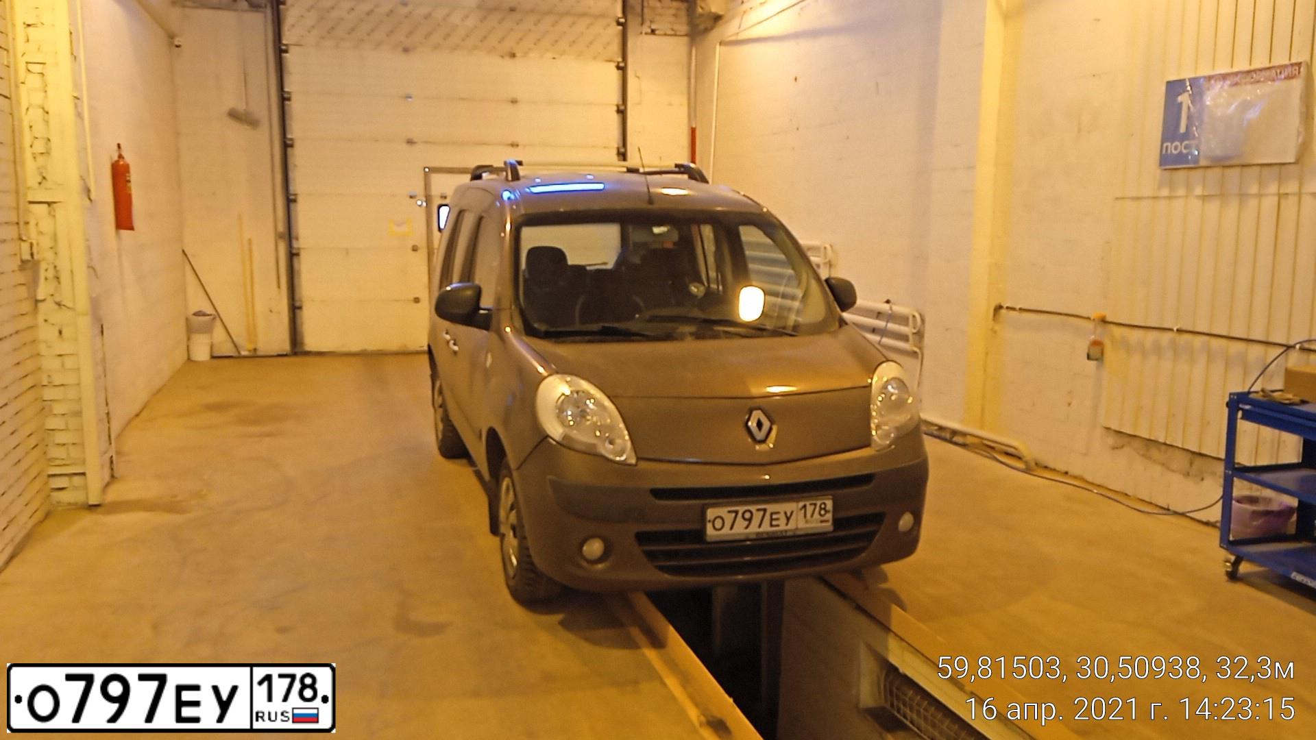 Фото автомобиля RENAULT KANGOO, 2013 — госномер О797ЕУ178. Цвет: Коричневый