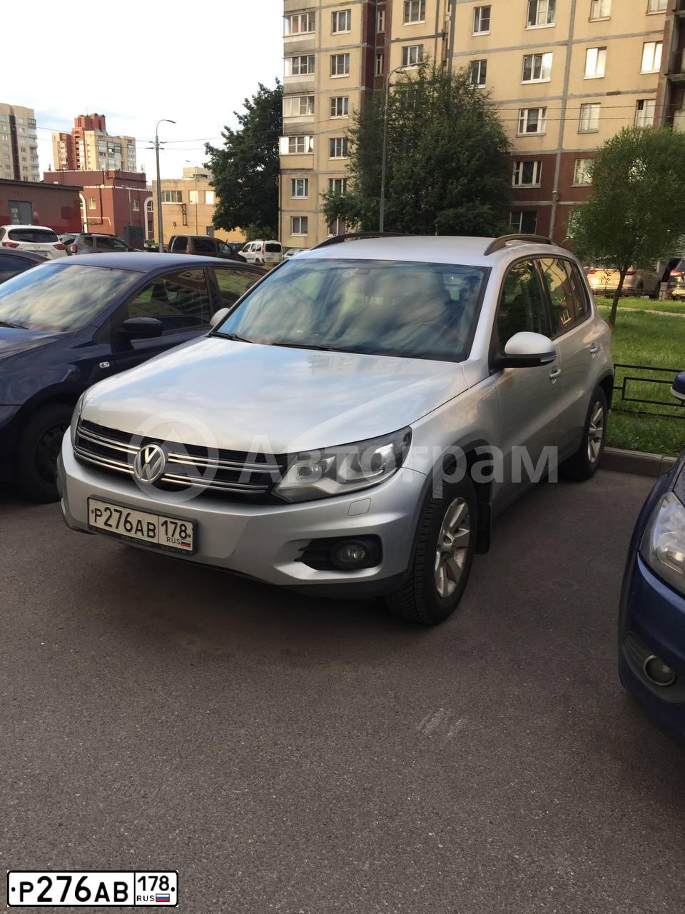 Фото автомобиля VOLKSWAGEN TIGUAN, 2013 — госномер Р276АВ178. Цвет: СЕРЕБРИСТЫЙ