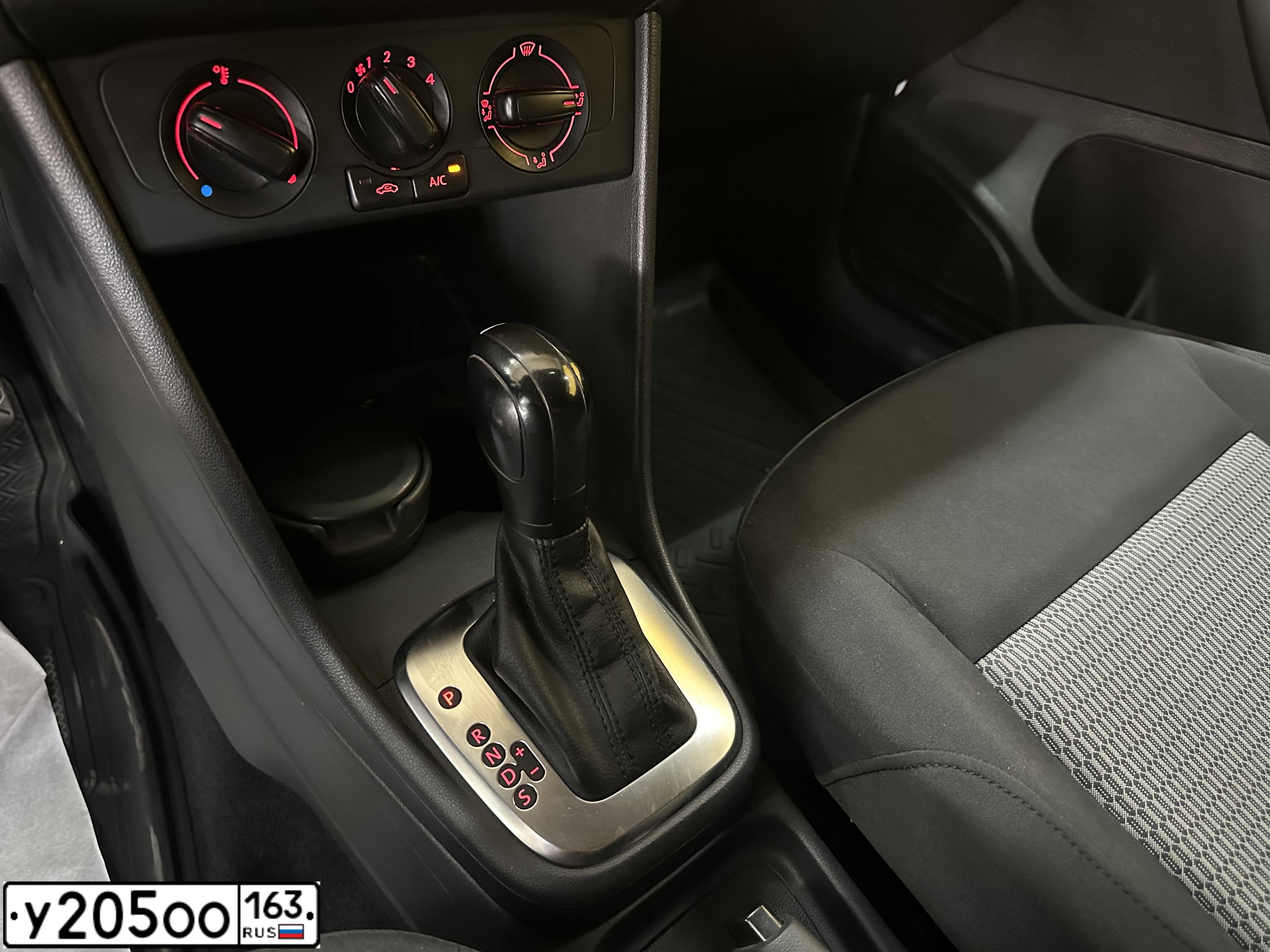 Фото автомобиля VOLKSWAGEN POLO, 2014 — госномер Е015УТ18. Цвет: Белый