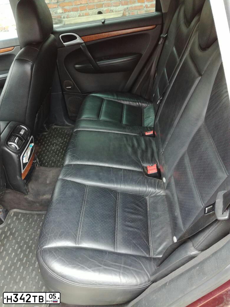 Фото автомобиля PORSCHE CAYENNE, 2004 — госномер Т833НХ05. Цвет: ВИШНЕВЫЙ