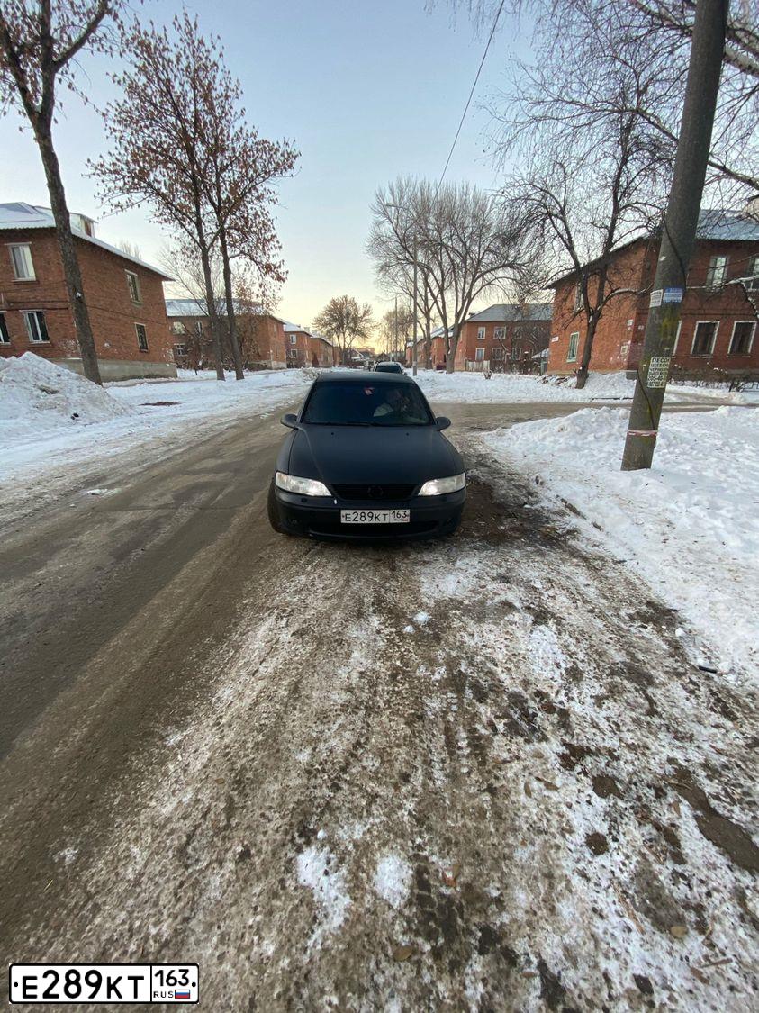 Фото автомобиля OPEL VECTRA, 1996 — госномер Е289КТ163. Цвет: ЧЕРНЫЙ