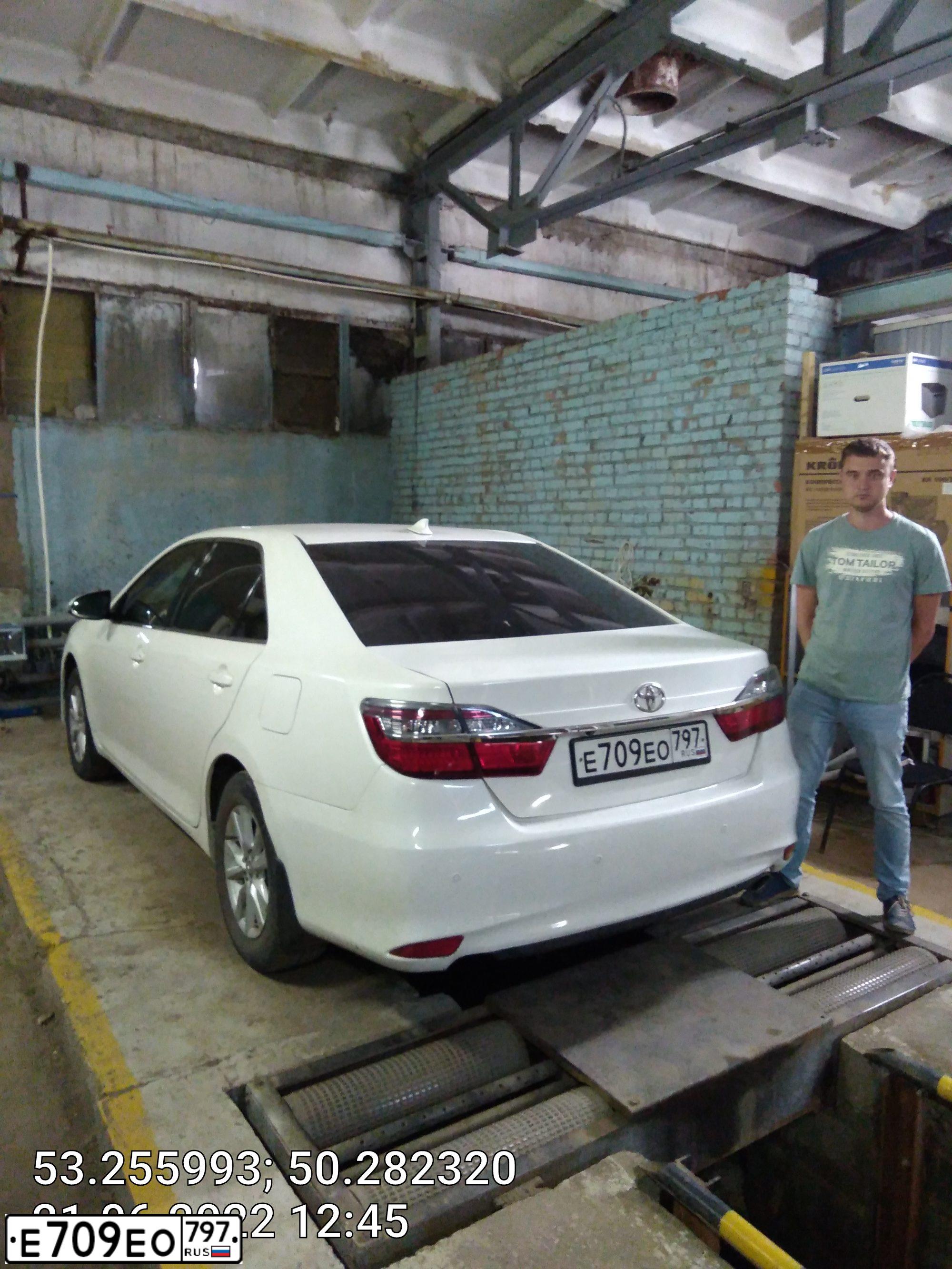 Фото автомобиля TOYOTA CAMRY, 2018 — госномер М675РТ763. Цвет: Белый