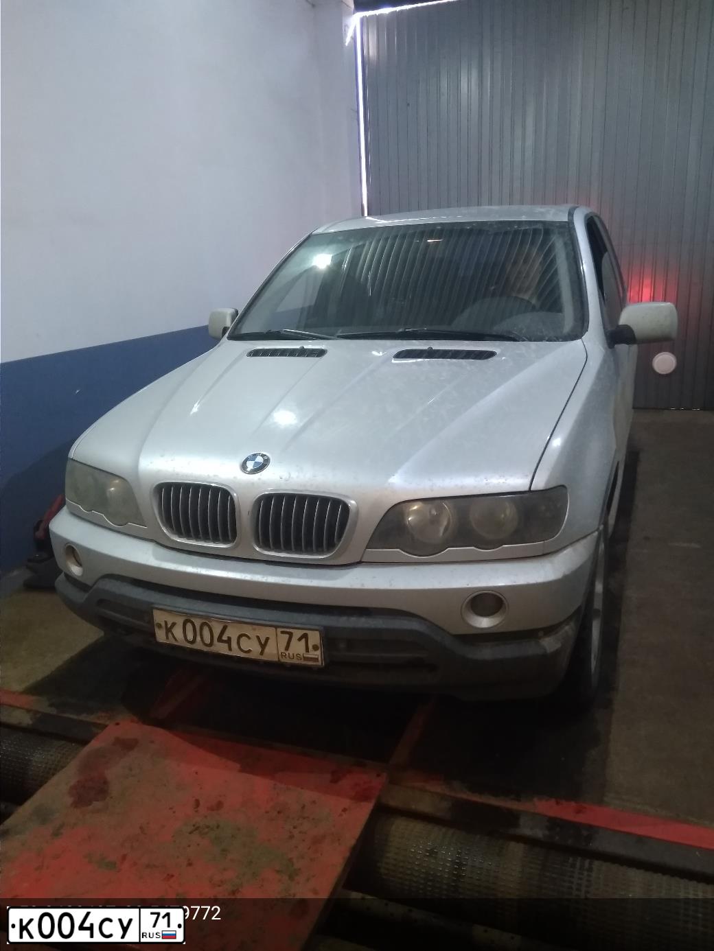 Фото автомобиля BMW X5, 2001 — госномер К004СУ71. Цвет: Серебристый