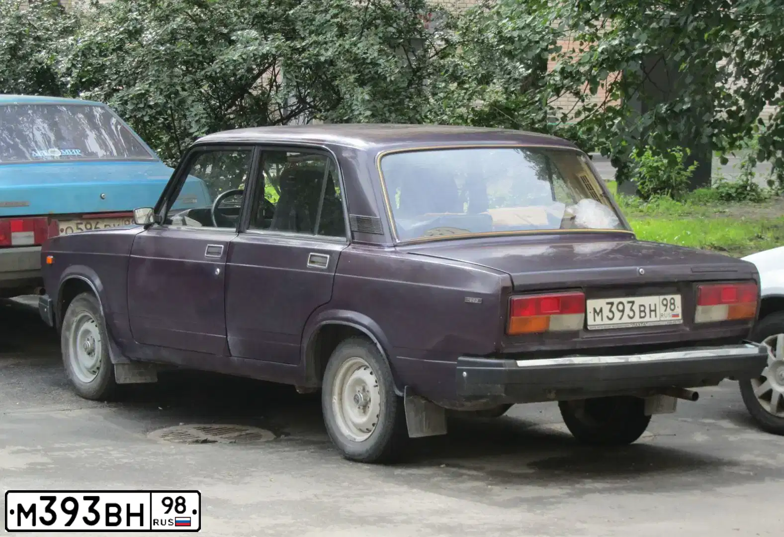 Фото автомобиля LADA 2107, 1999 — госномер М393ВН98. Цвет: ФИОЛЕТОВЫЙ