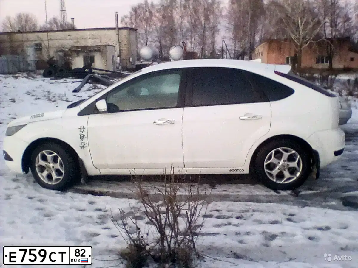 Фото автомобиля FORD FOCUS, 2010 — госномер Н261АО57. Цвет: Белый