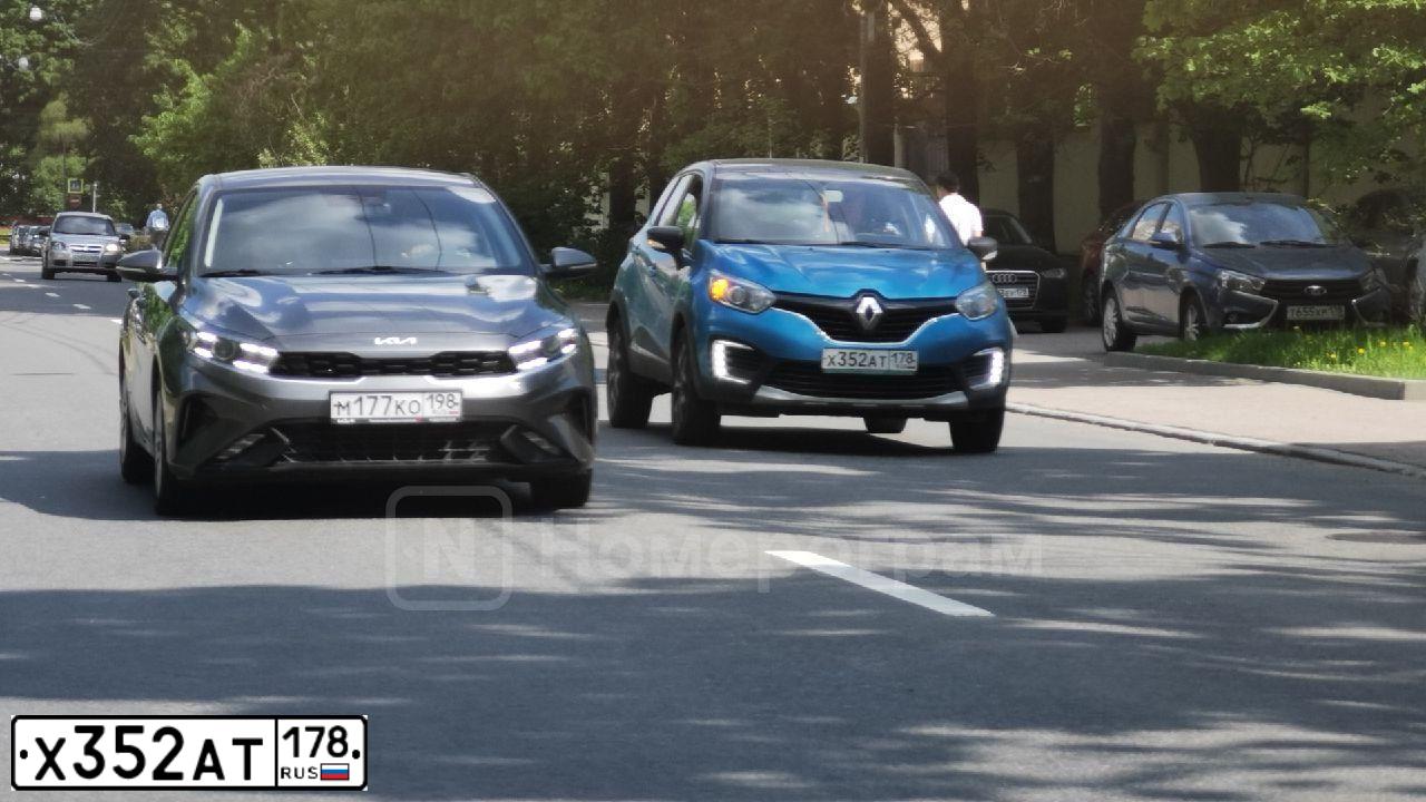Фото автомобиля RENAULT KAPTUR, 2017 — госномер Х352АТ178. Цвет: ГОЛУБОЙ ЧЕРНЫЙ