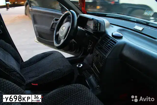 Фото автомобиля LADA 2112, 2005 — госномер У698КР36. Цвет: средний серо-зеленый металлик