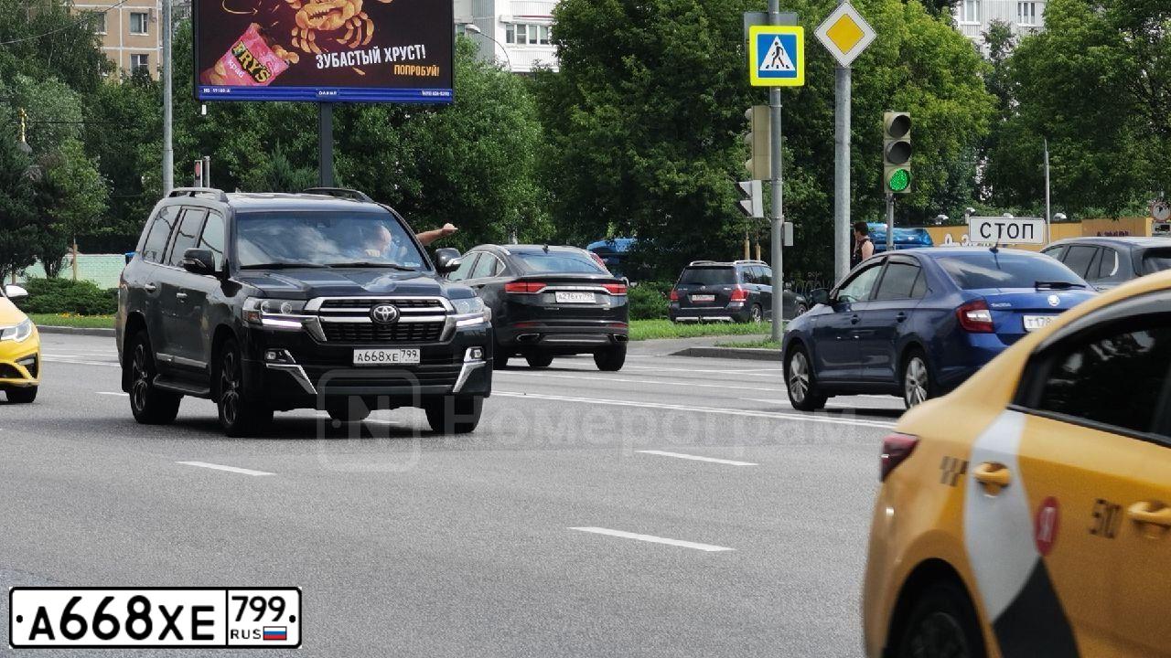 Фото автомобиля TOYOTA LANDCRUISER 200, 2020 — госномер А668ХЕ799. Цвет: ЧЕРНЫЙ
