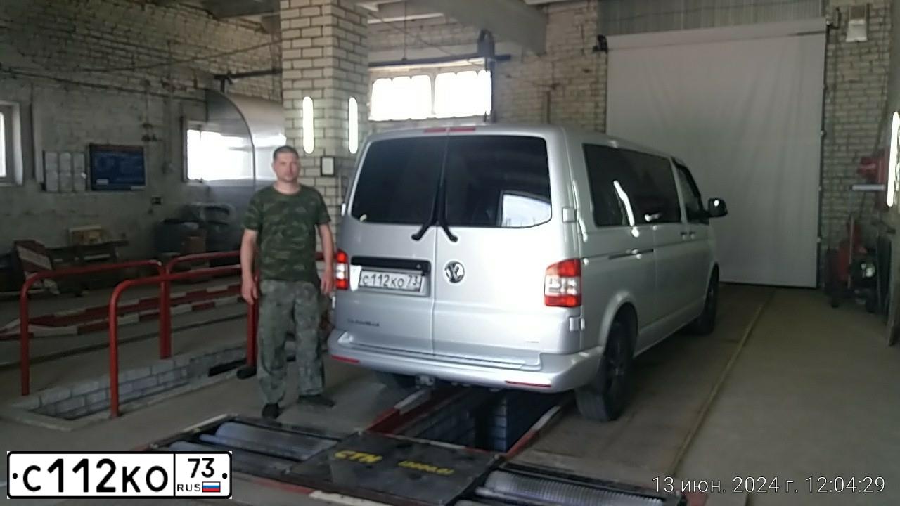Фото автомобиля VOLKSWAGEN CARAVELLE, 2014 — госномер Р693КТ180. Цвет: СЕРЫЙ