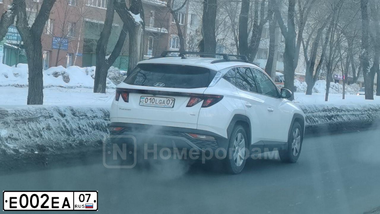 Фото автомобиля TOYOTA LANDCRUISER 200, 2011 — госномер К200НВ15. Цвет: БЕЛЫЙ