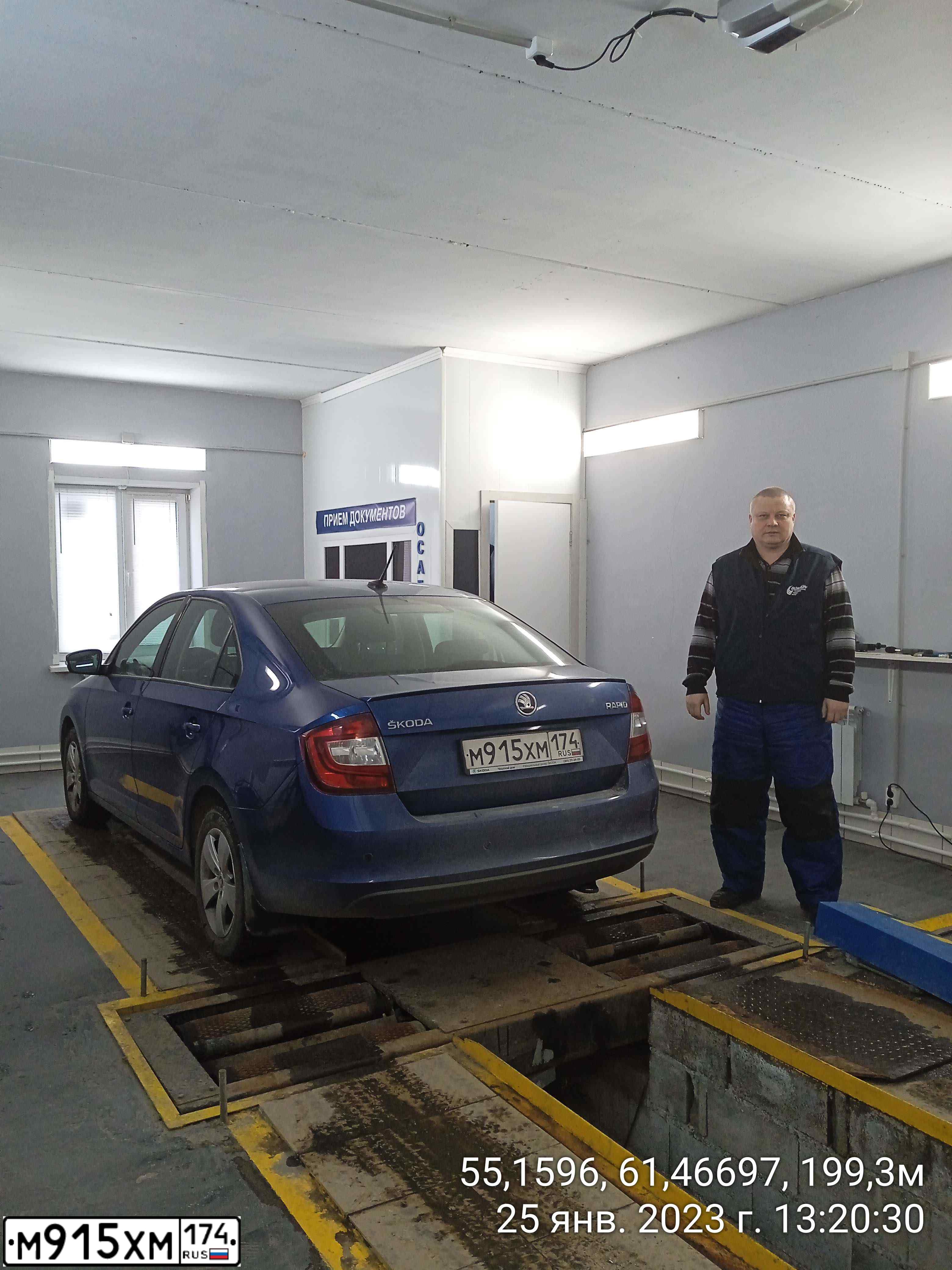 Фото автомобиля SKODA RAPID, 2017 — госномер М601КР35. Цвет: ЯРКО-СИНИЙ