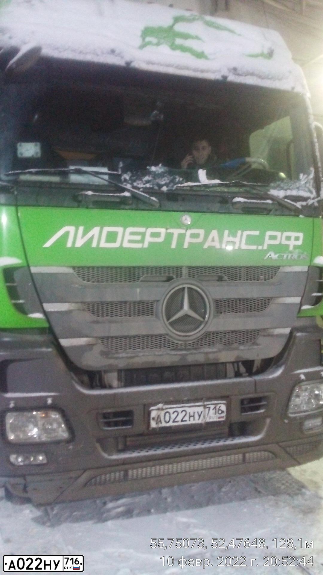 Фото автомобиля MERCEDES ACTROS, 2018 — госномер М679МН136. Цвет: ЗЕЛЕНЫЙ