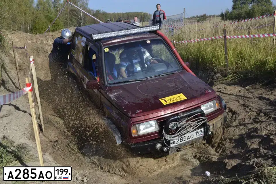 Фото автомобиля SUZUKI /GRAND/ VITARA, 1993 — госномер А285АО199. Цвет: КРАСНЫЙ