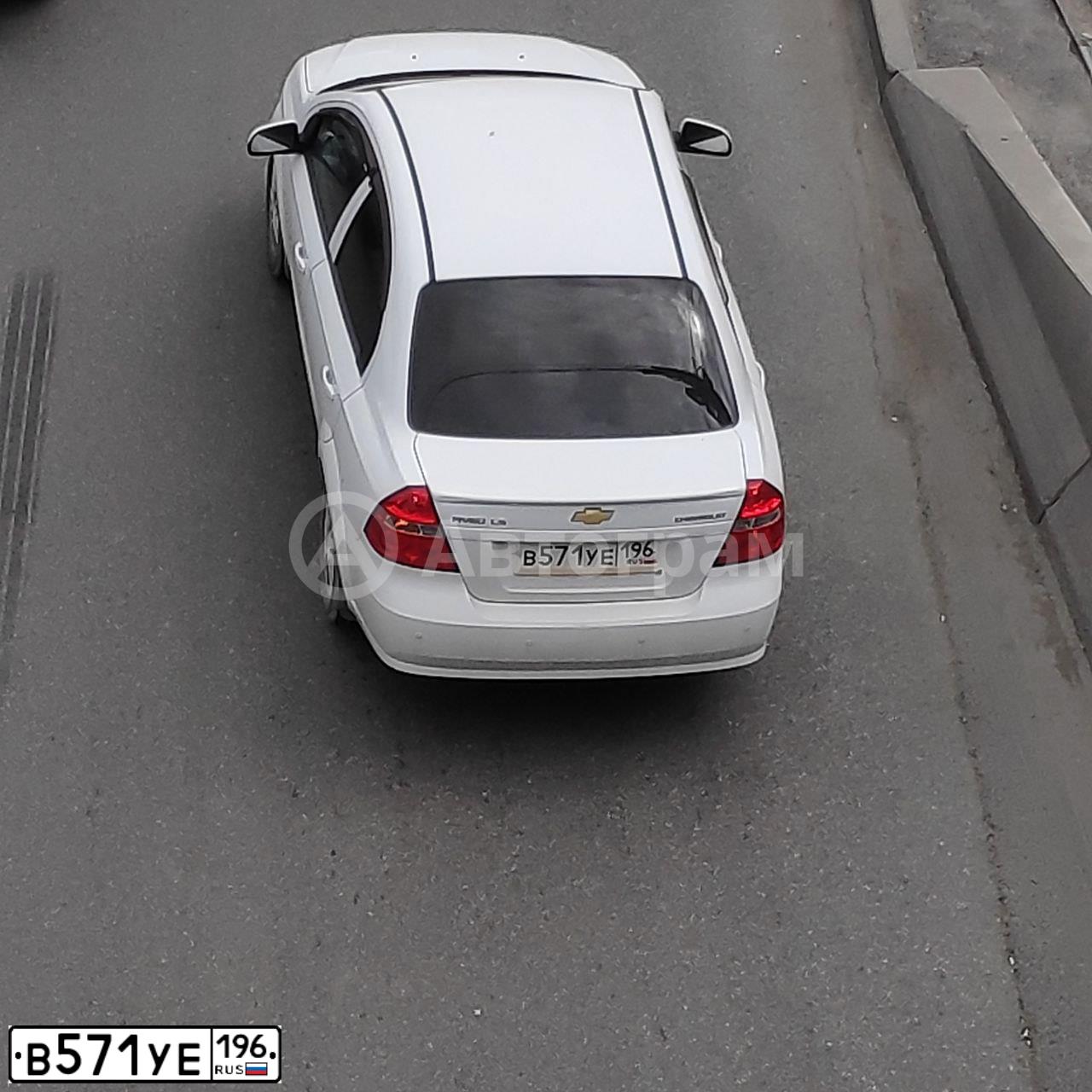 Фото автомобиля CHEVROLET AVEO, 2011 — госномер В571УЕ196. Цвет: Белый