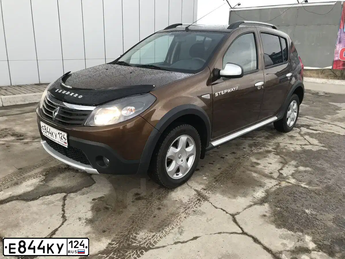 Фото автомобиля RENAULT SANDERO, 2013 — госномер Е844КУ124. Цвет: Коричневый
