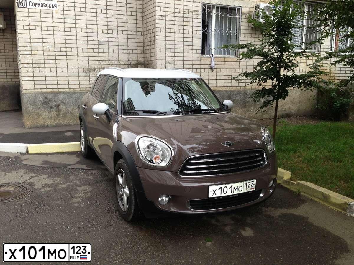 Фото автомобиля MINI МИНИ КУПЕР, 2013 — госномер Х101МО123. Цвет: СВЕТЛО-КОРИЧНЕВЫЙ