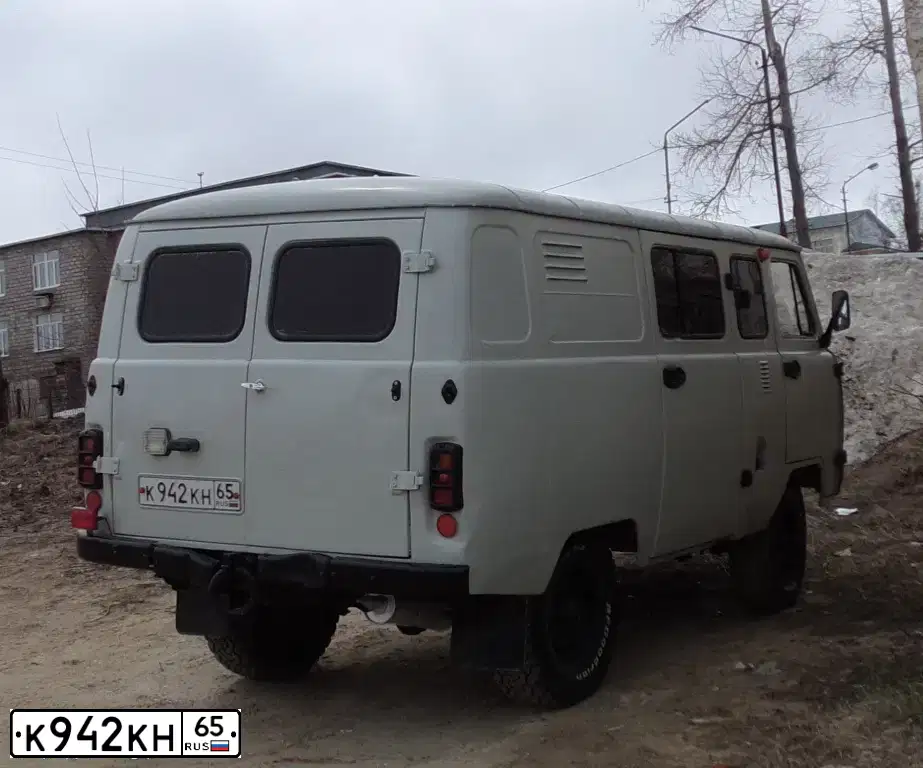 Фото автомобиля UAZ 3741, 2007 — госномер К942КН65. Цвет: БЕЛАЯ НОЧЬ