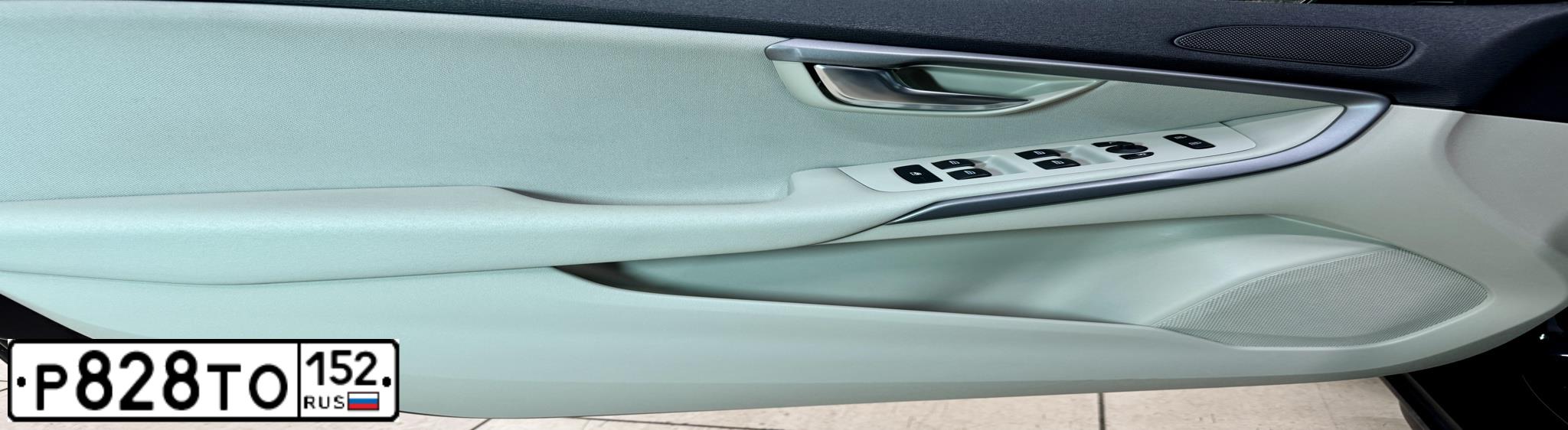 Фото автомобиля VOLVO V40, 2019 — госномер У182РН716. Цвет: ЧЕРНЫЙ