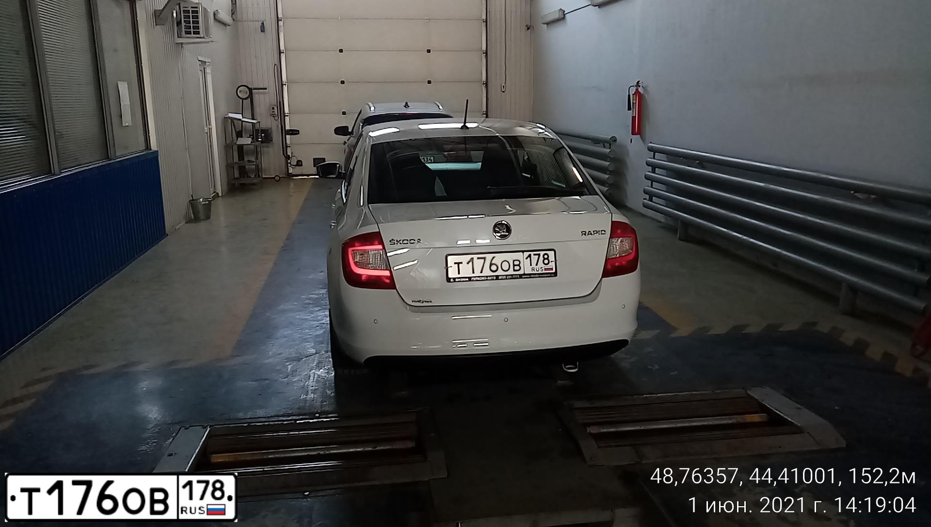 Фото автомобиля SKODA RAPID, 2015 — госномер Т176ОВ178. Цвет: Белый