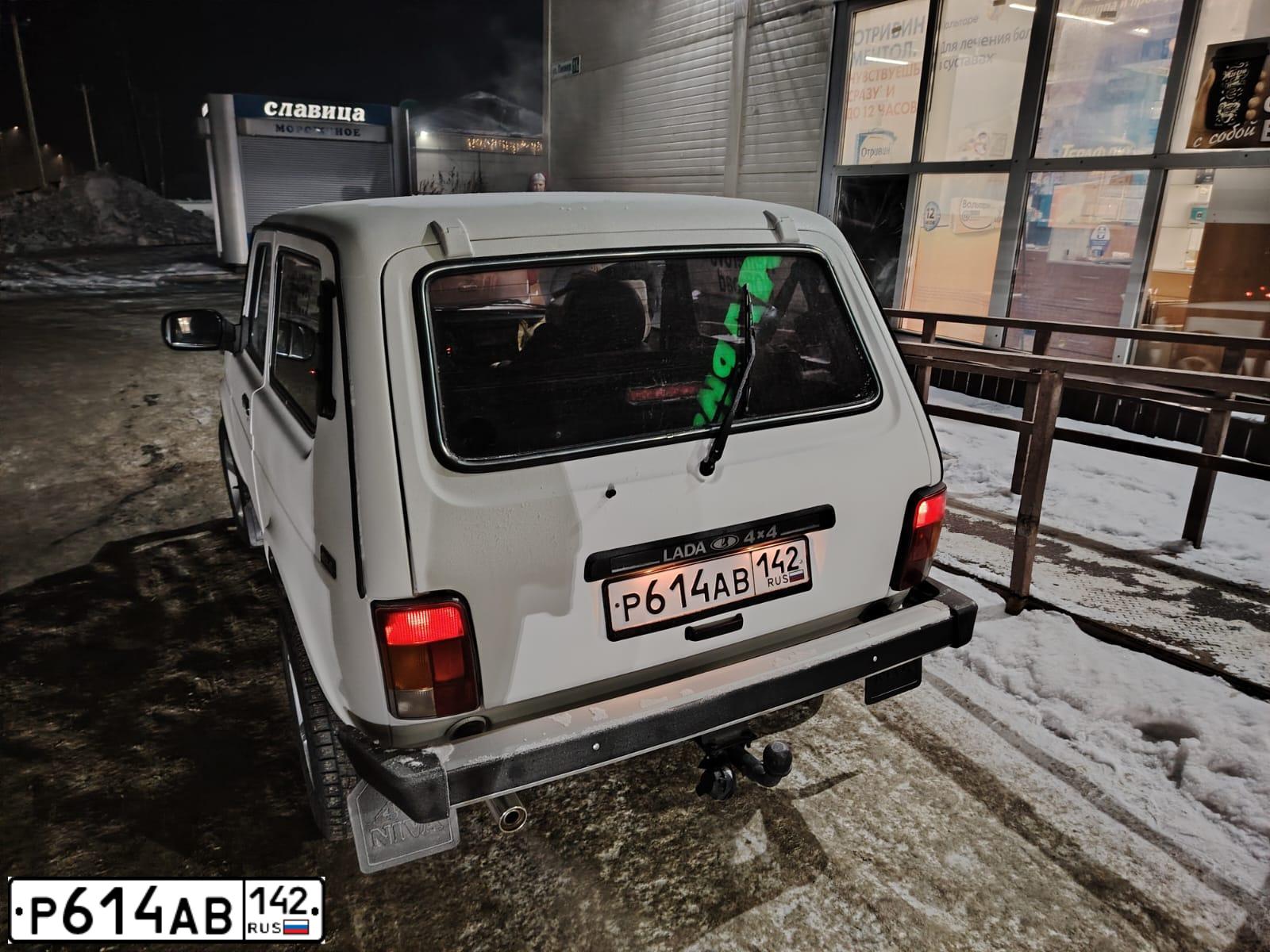 Фото автомобиля LADA NIVA, 2011 — госномер Е483НУ142. Цвет: БЕЛЫЙ
