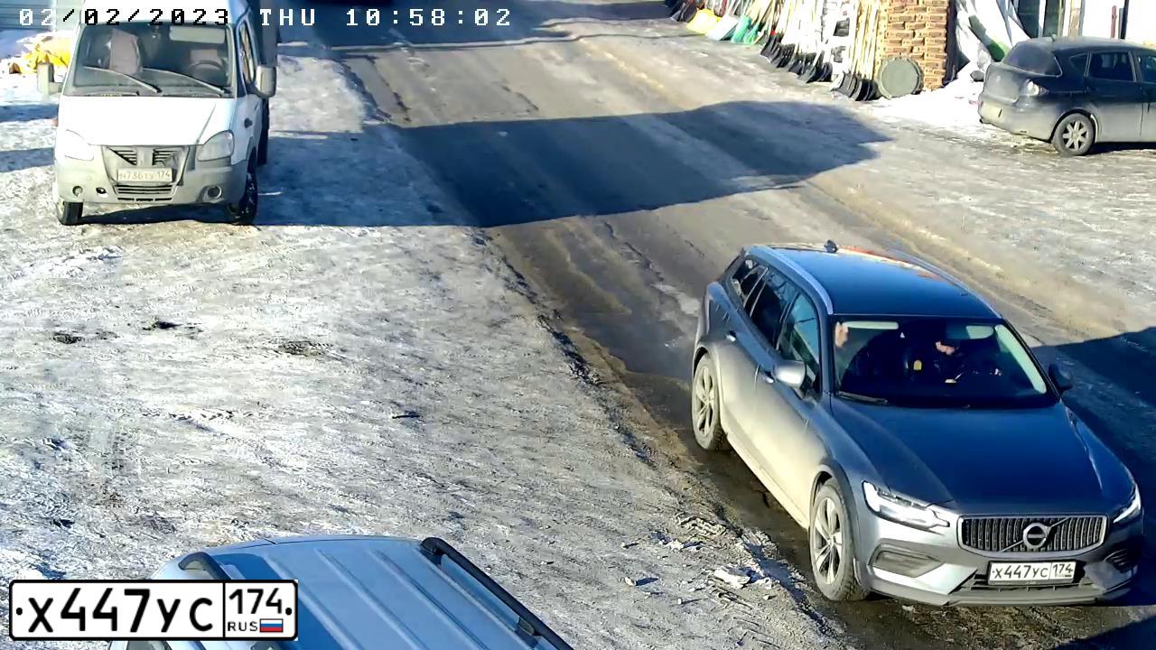 Фото автомобиля VOLVO V60, 2019 — госномер Х447УС174. Цвет: СТАЛЬНОЙ