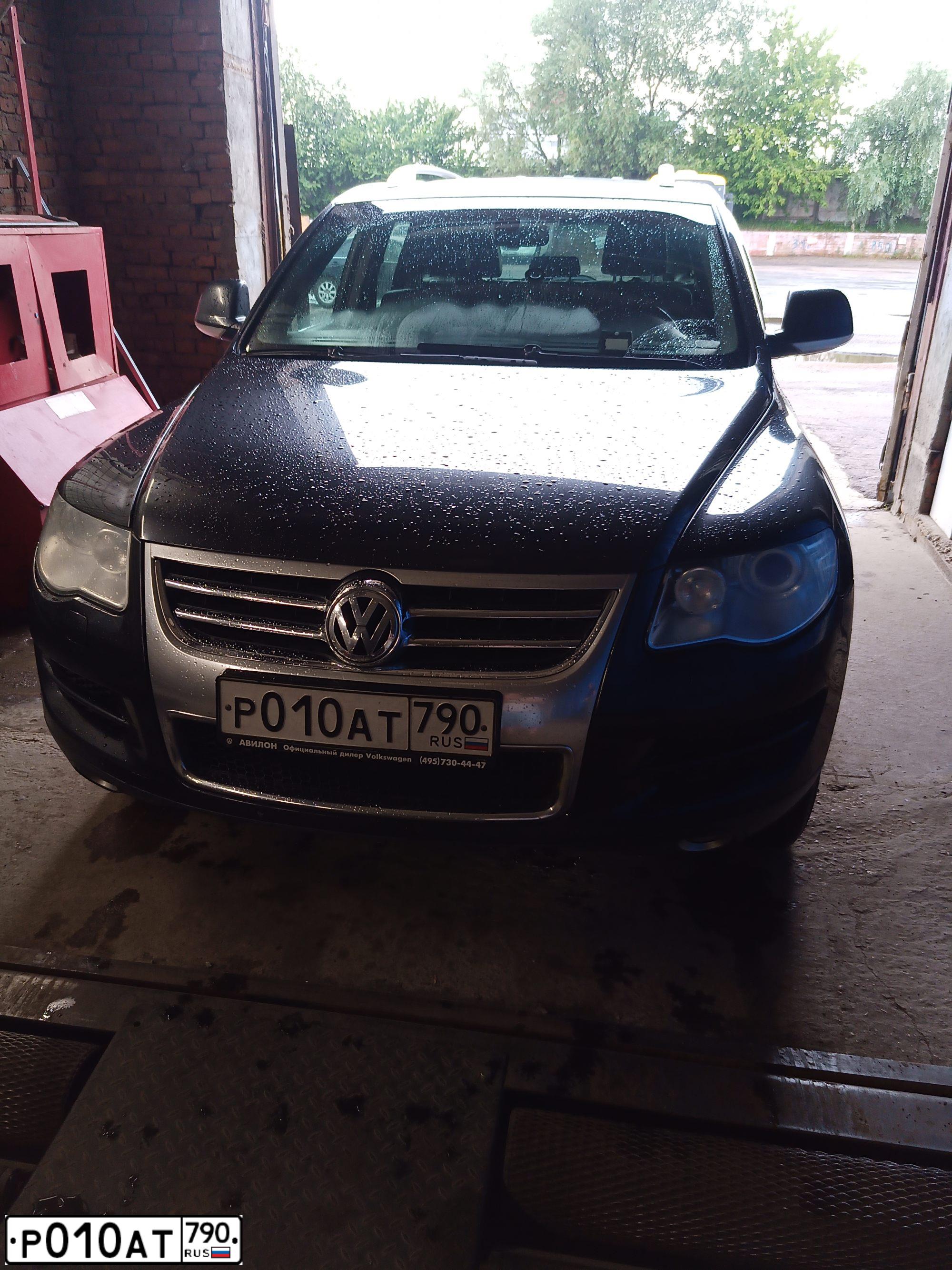 Фото автомобиля VOLKSWAGEN TOUAREG, 2008 — госномер В536ХВ12. Цвет: ЧЕРНЫЙ