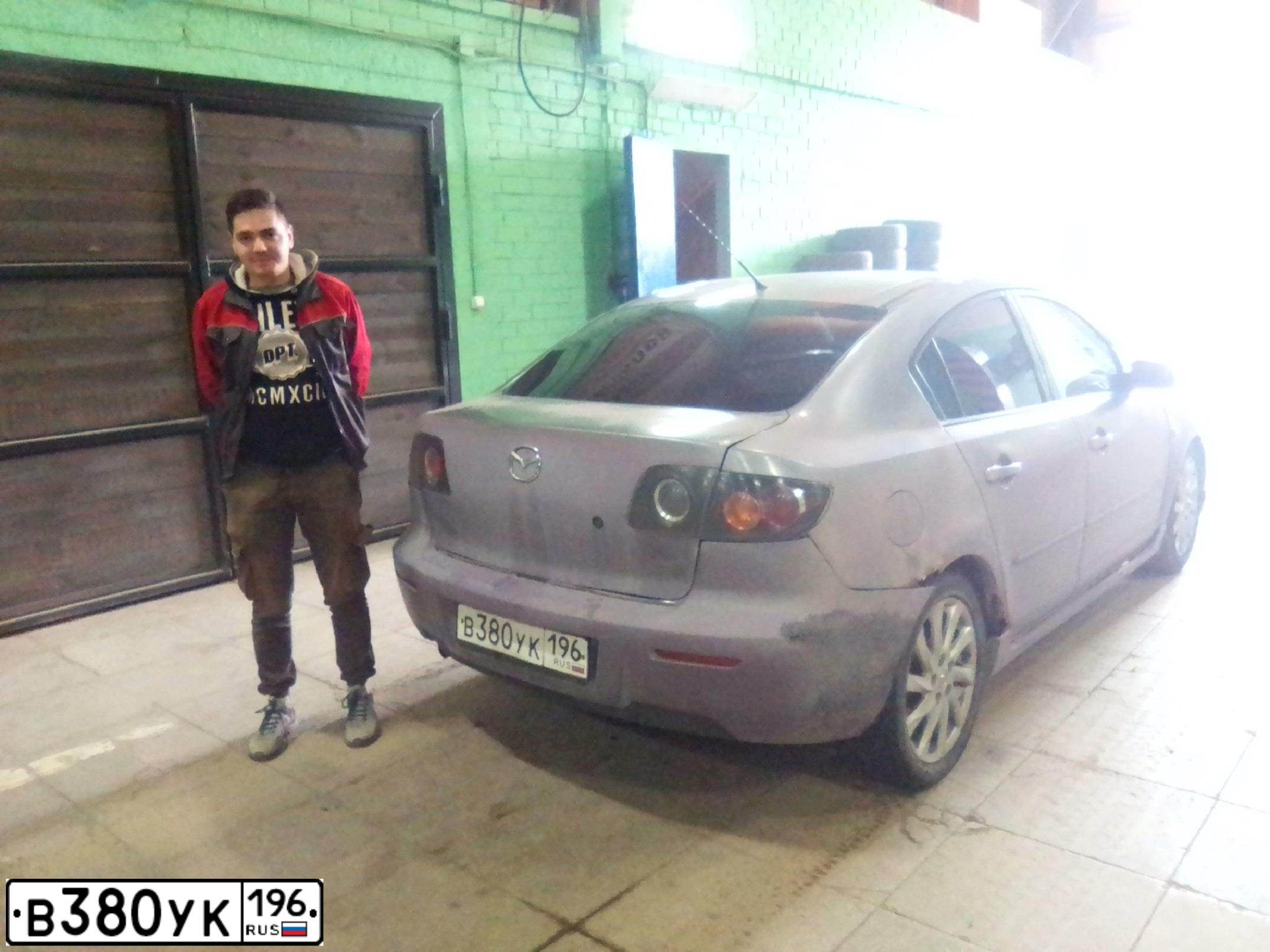 Фото автомобиля MAZDA 3, 2004 — госномер В380УК196. Цвет: МНОГОЦВЕТНЫЙ