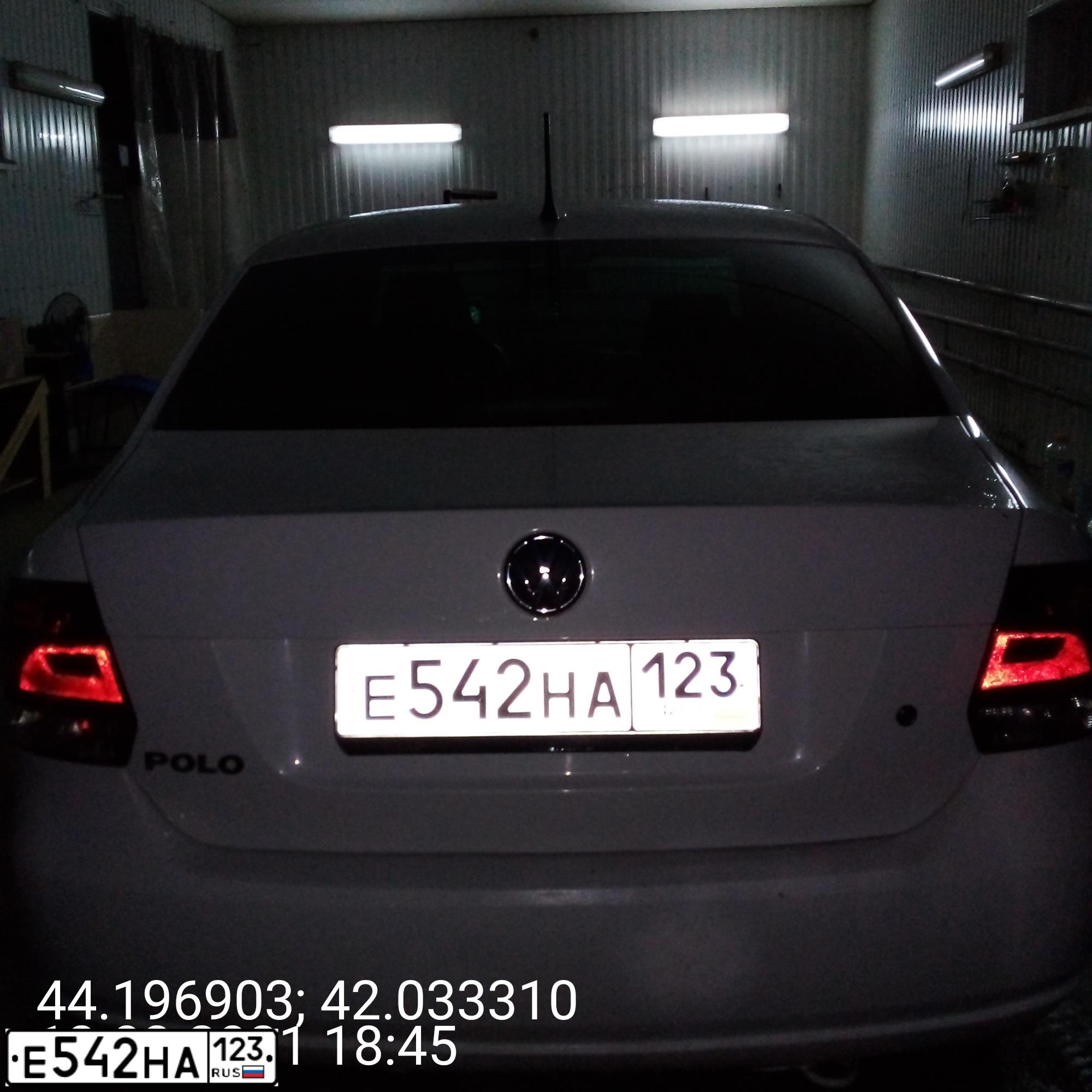 Фото автомобиля VOLKSWAGEN POLO, 2014 — госномер Е542НА123. Цвет: Белый