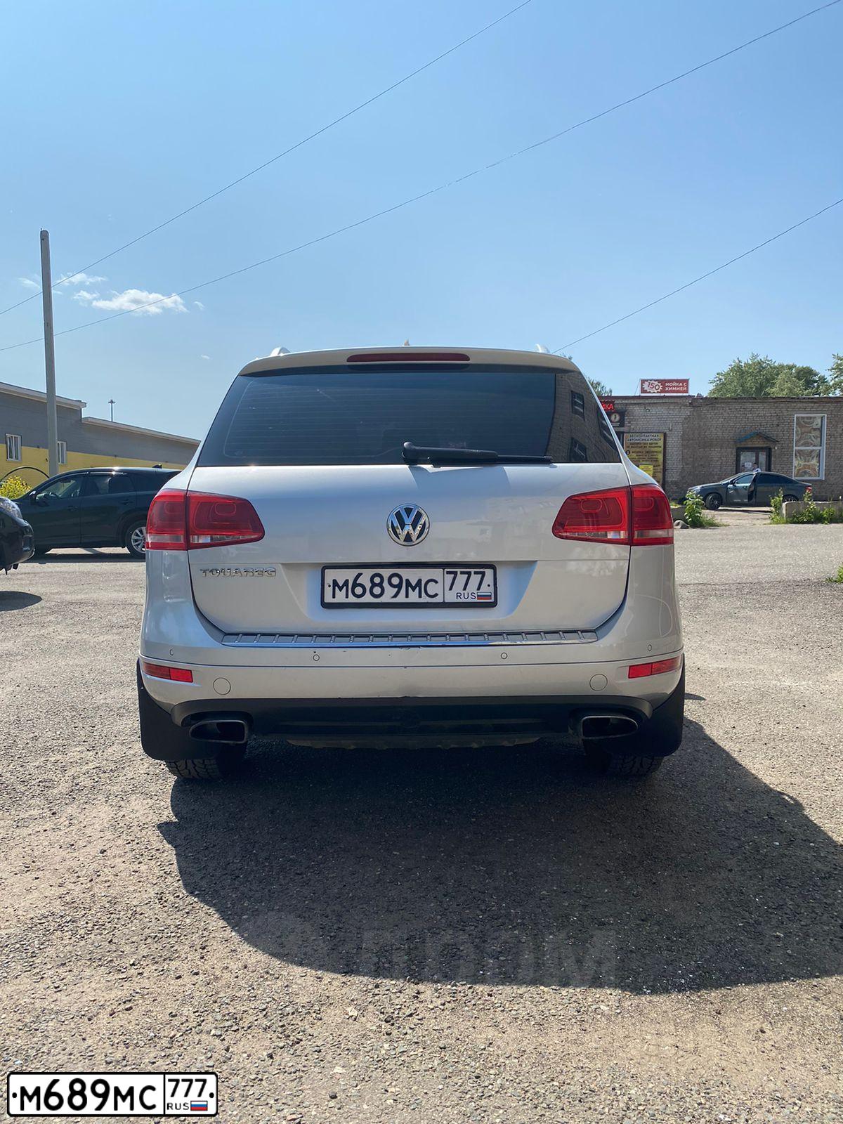 Фото автомобиля VOLKSWAGEN TOUAREG, 2013 — госномер М689МС777. Цвет: СЕРЕБРИСТЫЙ