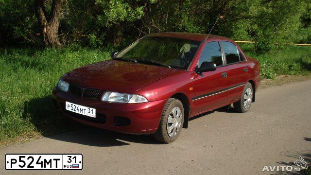 Фото автомобиля MITSUBISHI CARISMA, 1998 — госномер Р524МТ31. Цвет: ВИШНЕВЫЙ
